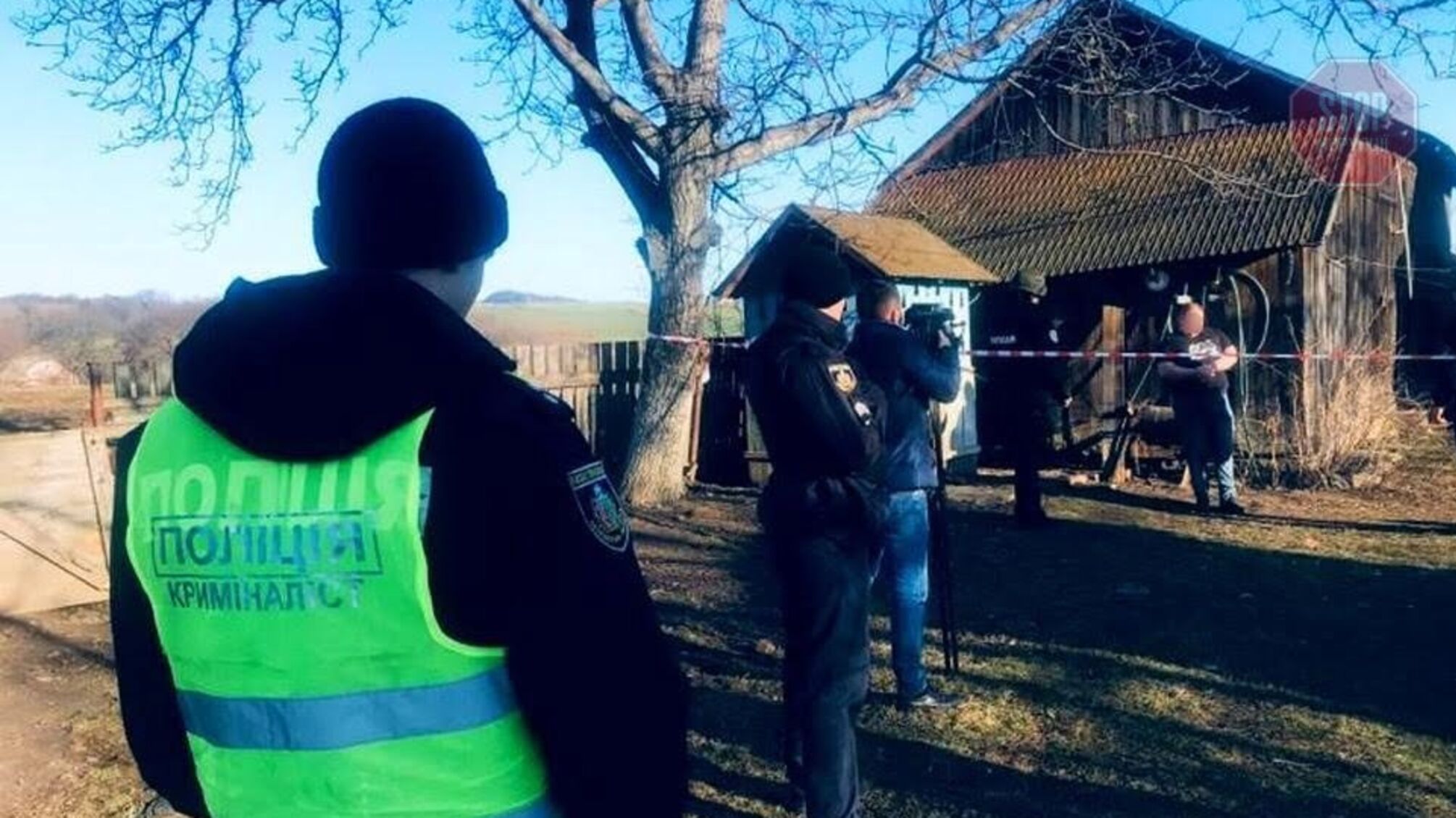 У Заволоці чоловік зарубав сокирою дружину і задушив крихітну доньку (відео)