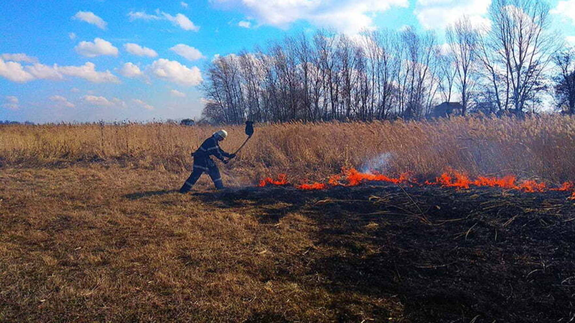 Полтавська область: за добу рятувальники ліквідували 9 пожеж на відкритій території (ВІДЕО)