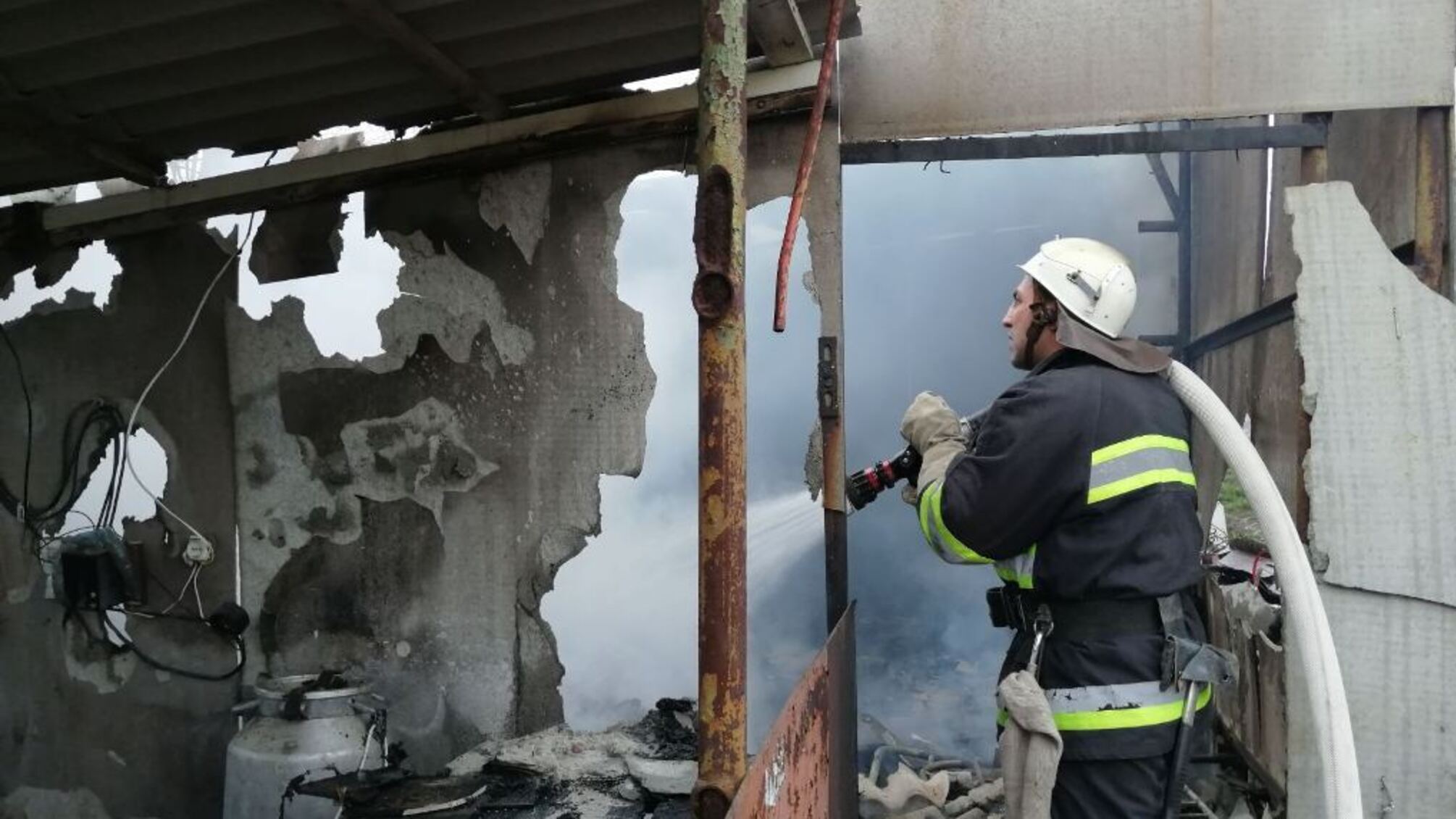Херсонська область: рятувальники ліквідували пожежу приватної господарчої споруди