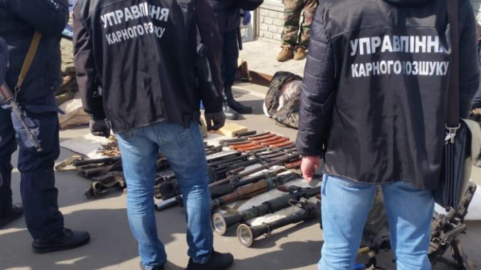 На Луганщині на блокпосту «Лисичанськ-Бахмут» правоохоронці затримали мікроавтобус із арсеналом зброї та боєприпасів