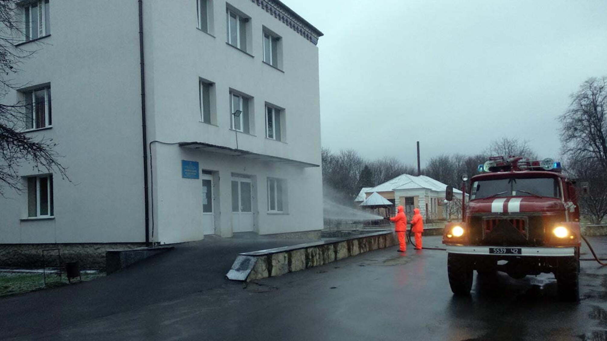 Хмельницька область: рятувальники дезінфікують вулиці та місця масового скупчення людей з метою недопущення поширення інфекції
