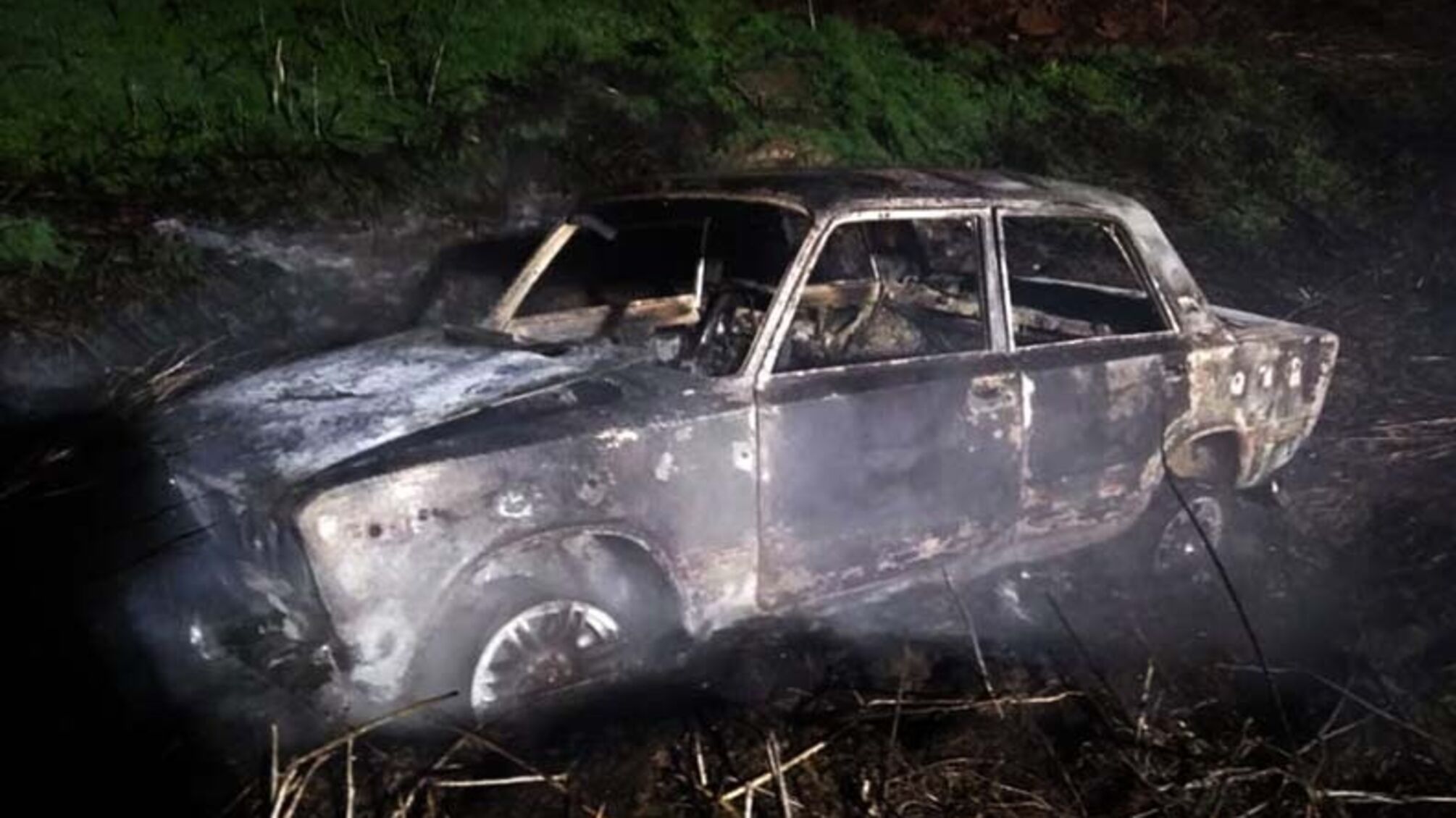 Дніпропетровська область: загасивши пожежу, вогнеборці виявили всередині автомобіля обгоріле тіло (ВІДЕО)