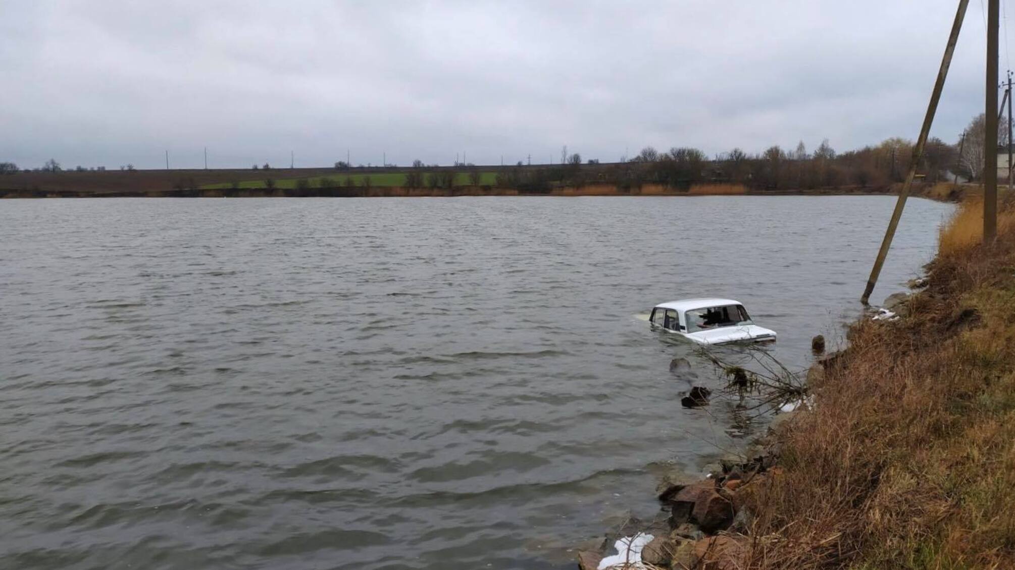 На Вінниччині рятувальники дістали з водойми автомобіль