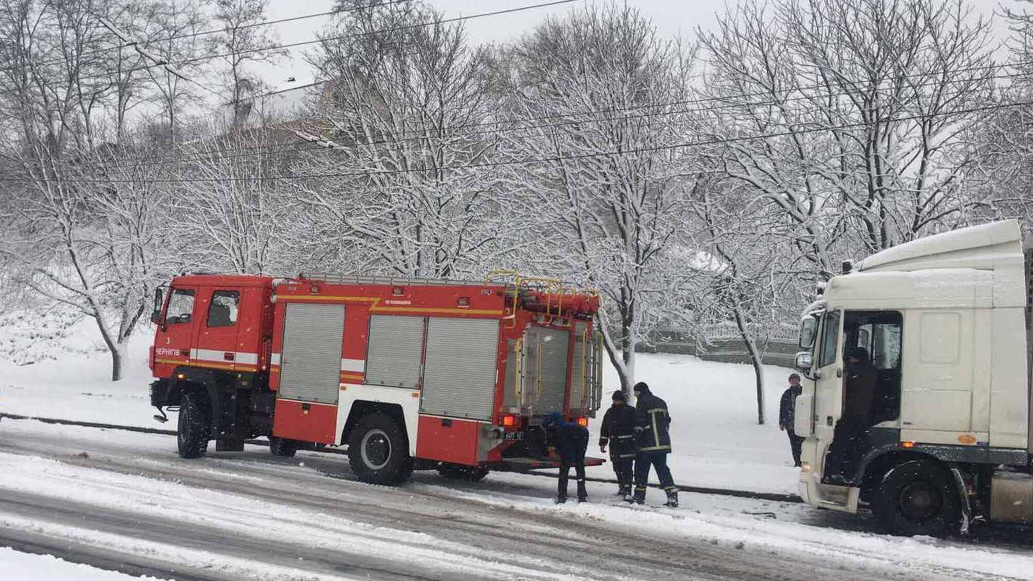 У Чернігові рятувальники допомогли водієві вантажного автомобіля подолати складну ділянку дороги