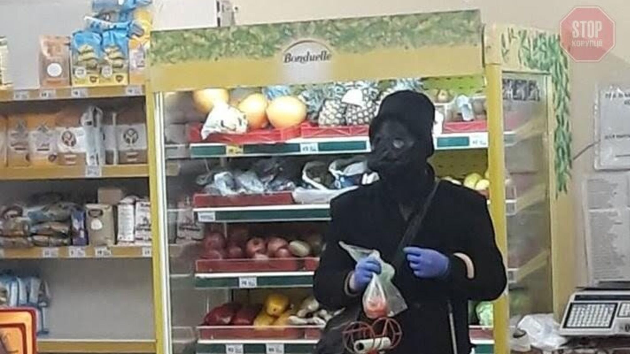 На Тернопільщині чоловік прийшов у супермаркет в масці чумного лікаря (відео)