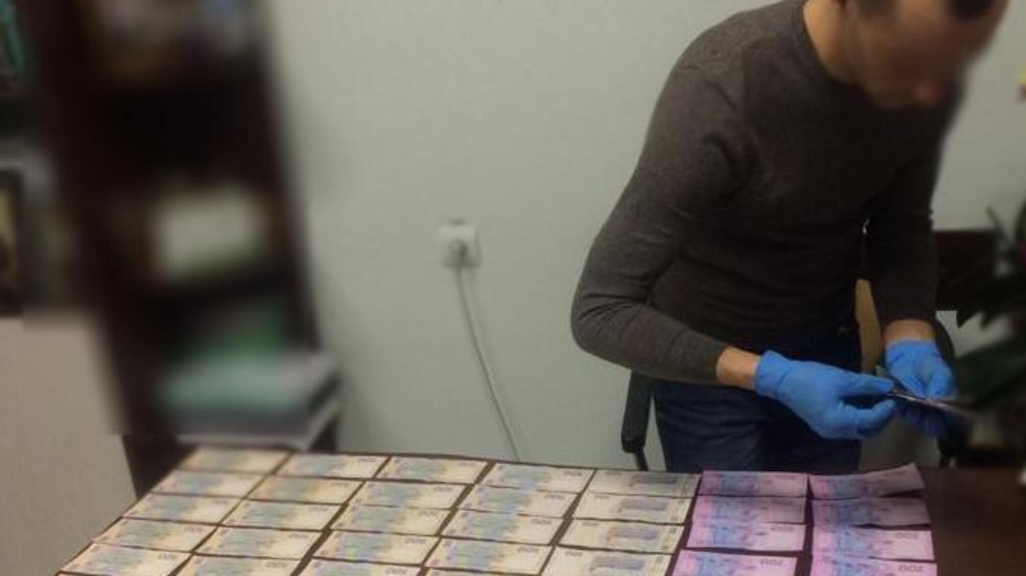 Поліцейські повідомили підозру посадовим особам в одержанні неправомірної вигоди
