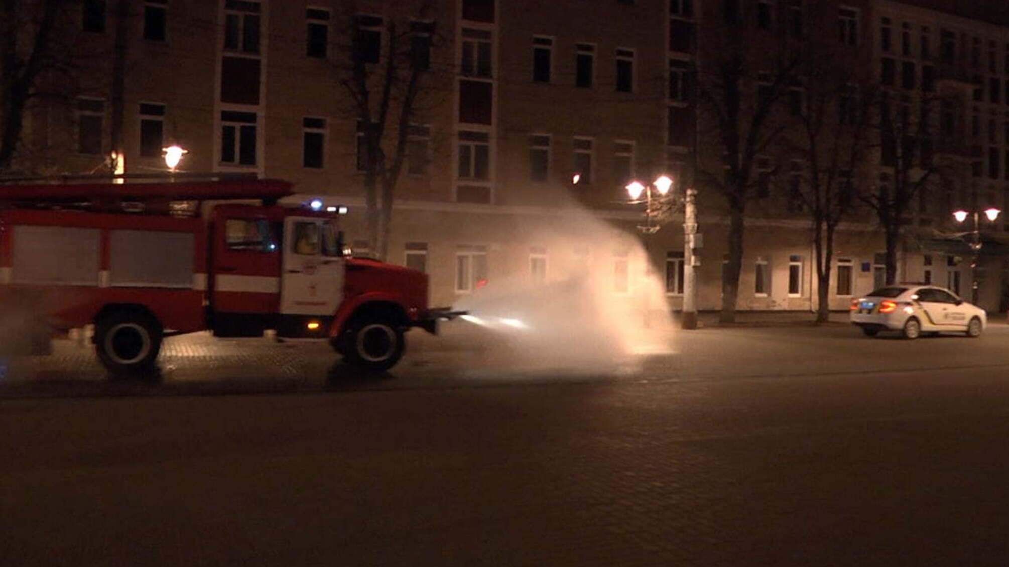 Рятувальники Хмельниччини у взаємодії із правоохоронцями провели дезінфекцію вулиць обласного центру (ВІДЕО)