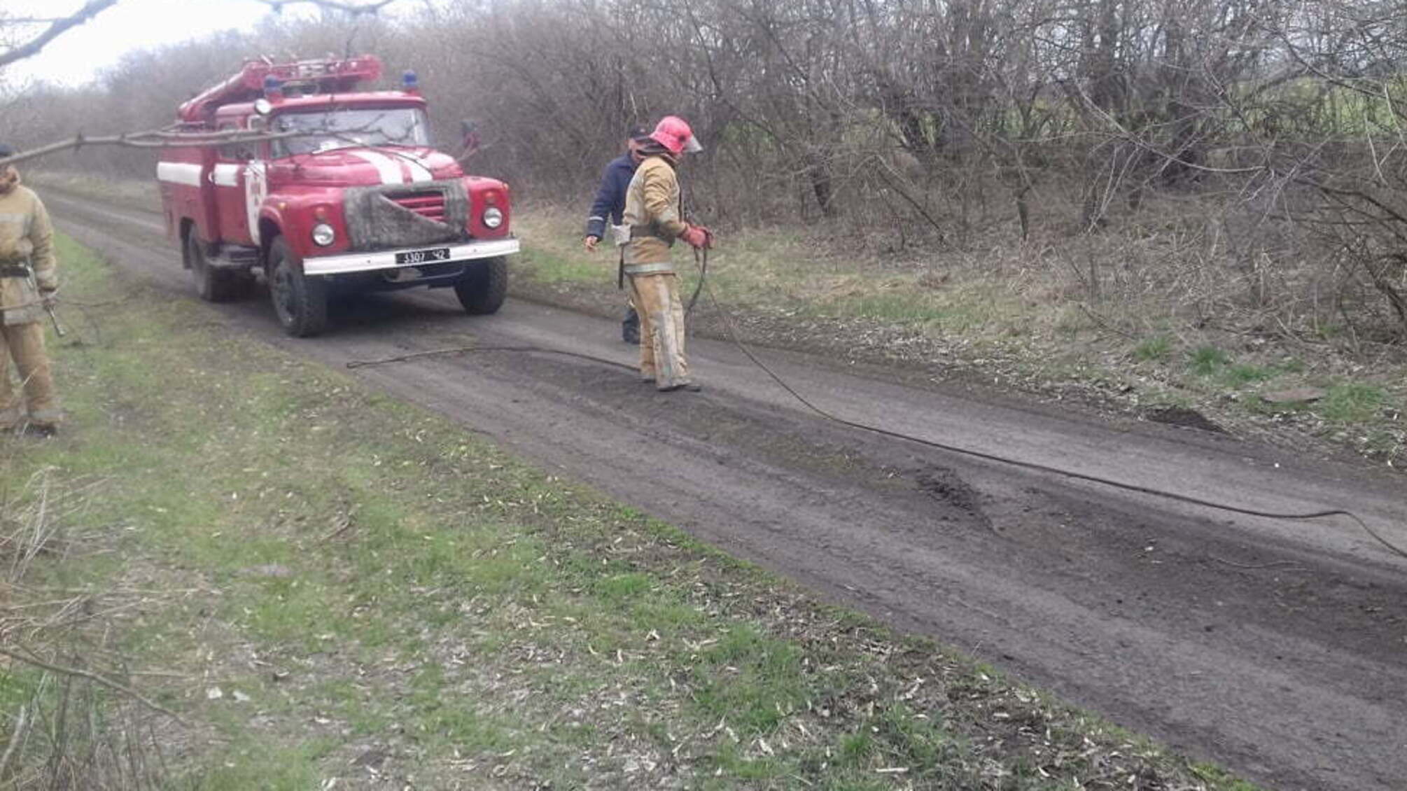 На Кіровоградщині рятувальники надали допомогу водію вантажівки на складній ділянці автошляху