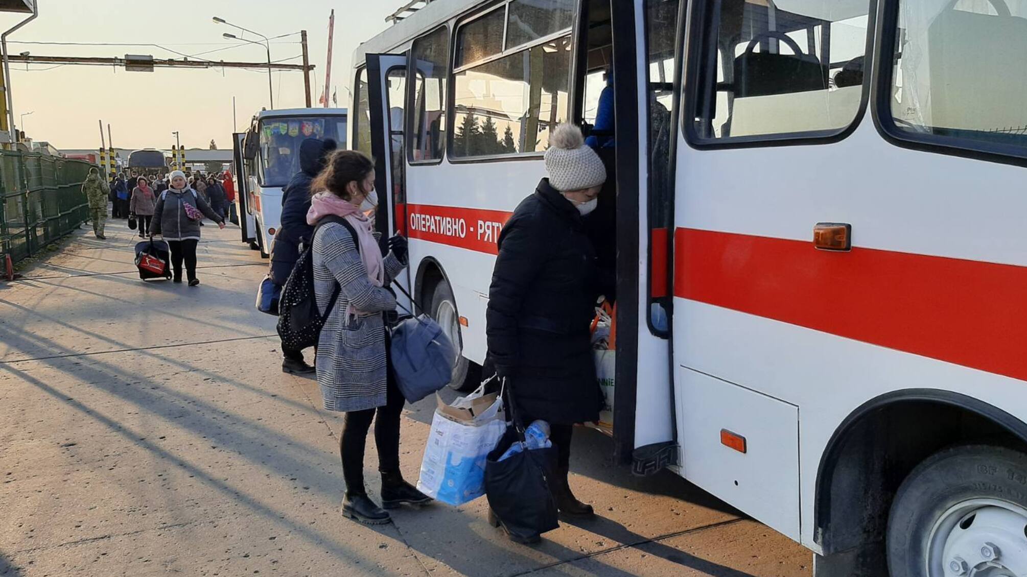 Рятувальники Львівщини надають допомогу громадянам України, які повертаються додому