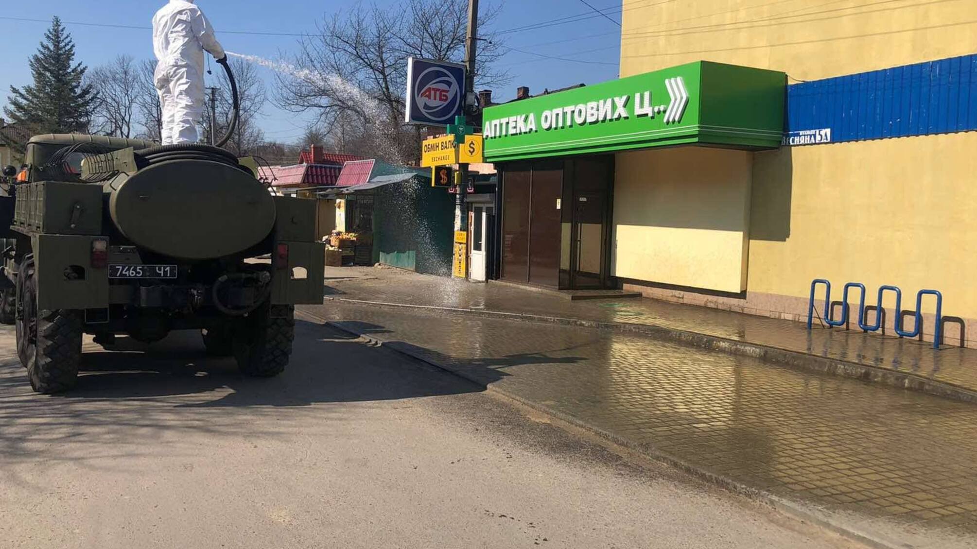 На Львівщині рятувальники проводять дезінфекцію місць імовірного скупчення людей