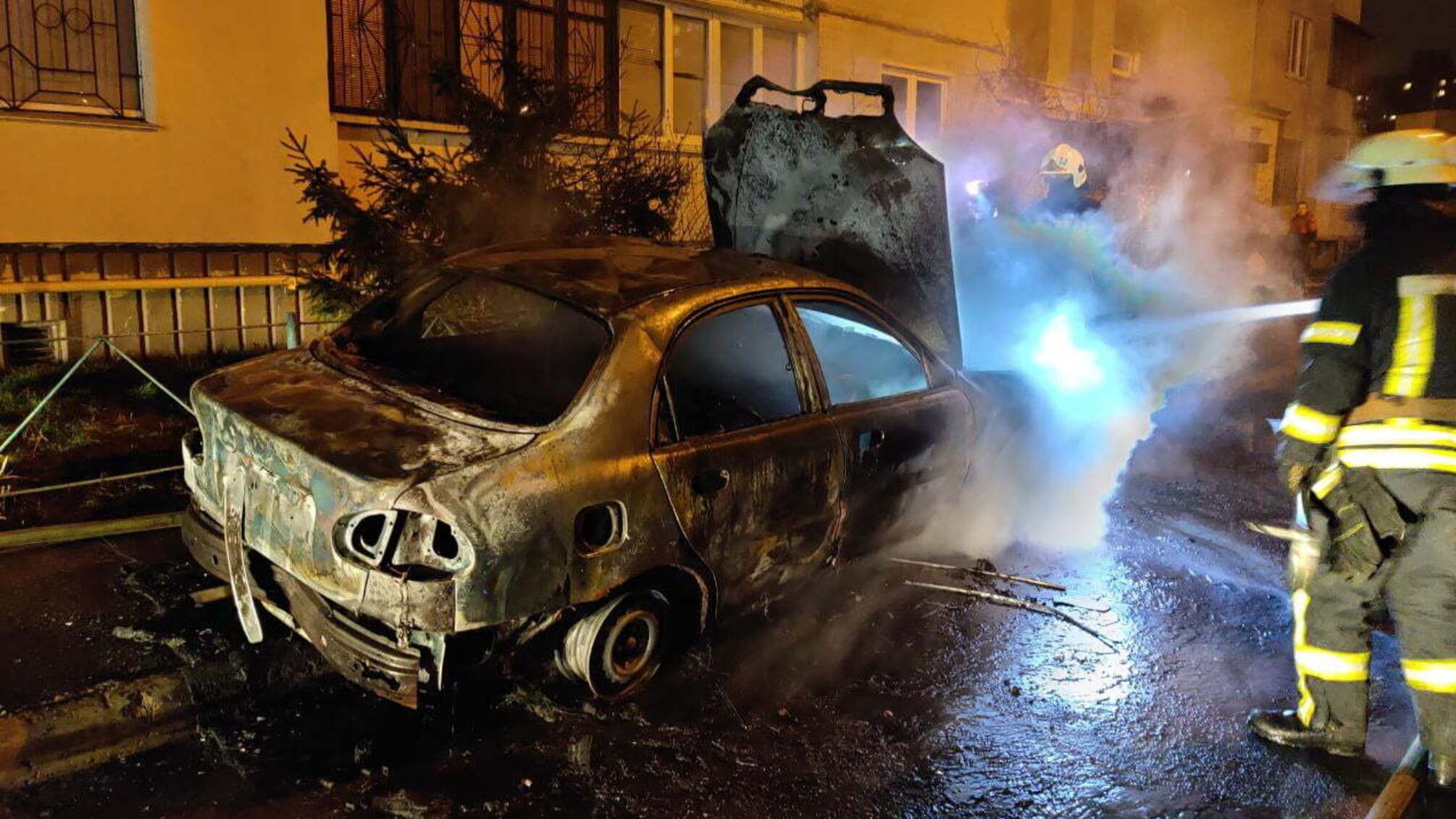 м. Краматорськ: рятувальники ліквідували пожежу двох автомобілів