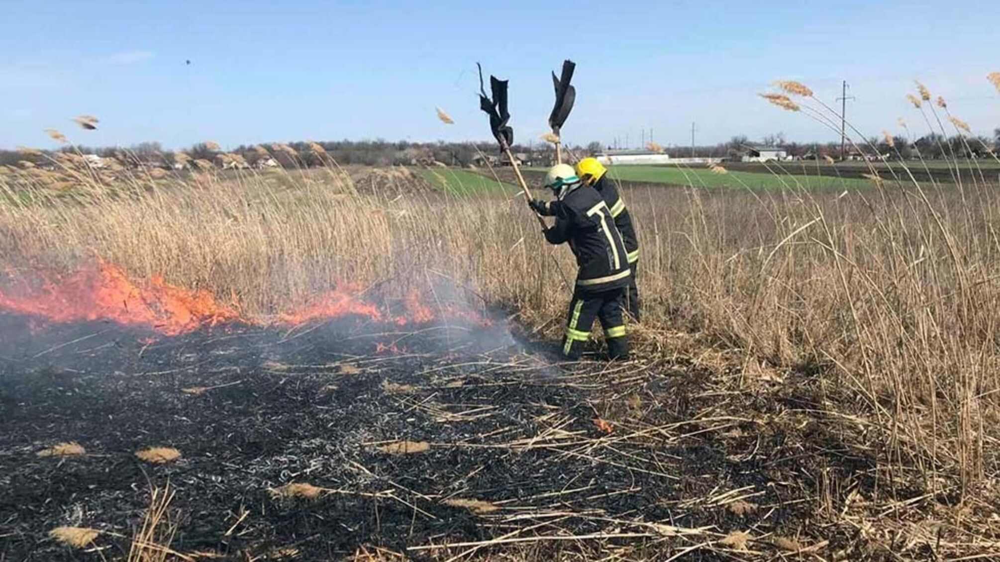 На Дніпропетровщині вогнеборці ліквідовують загорання сухої рослинності
