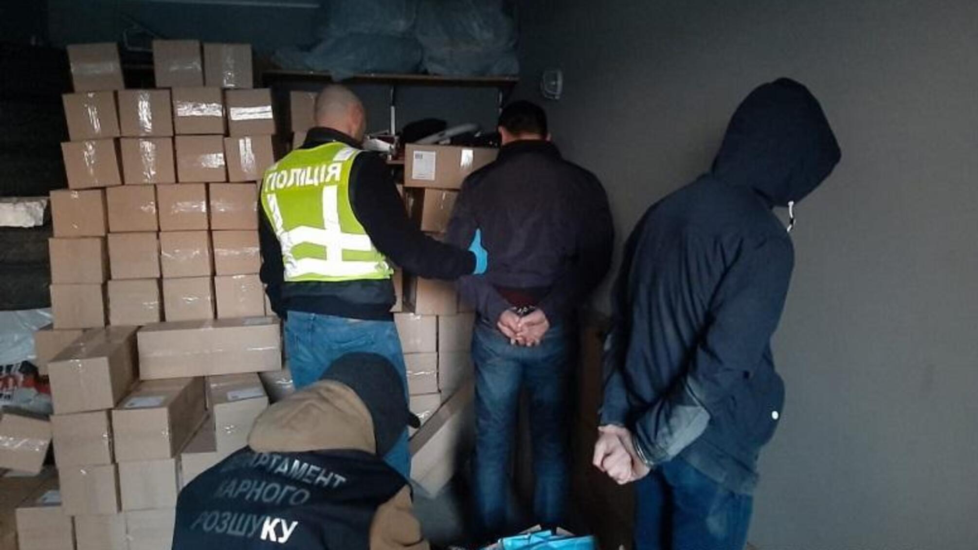 У Києві поліцейські викрили групу розбійників, які відібрали у підприємця 100 000  медичних масок