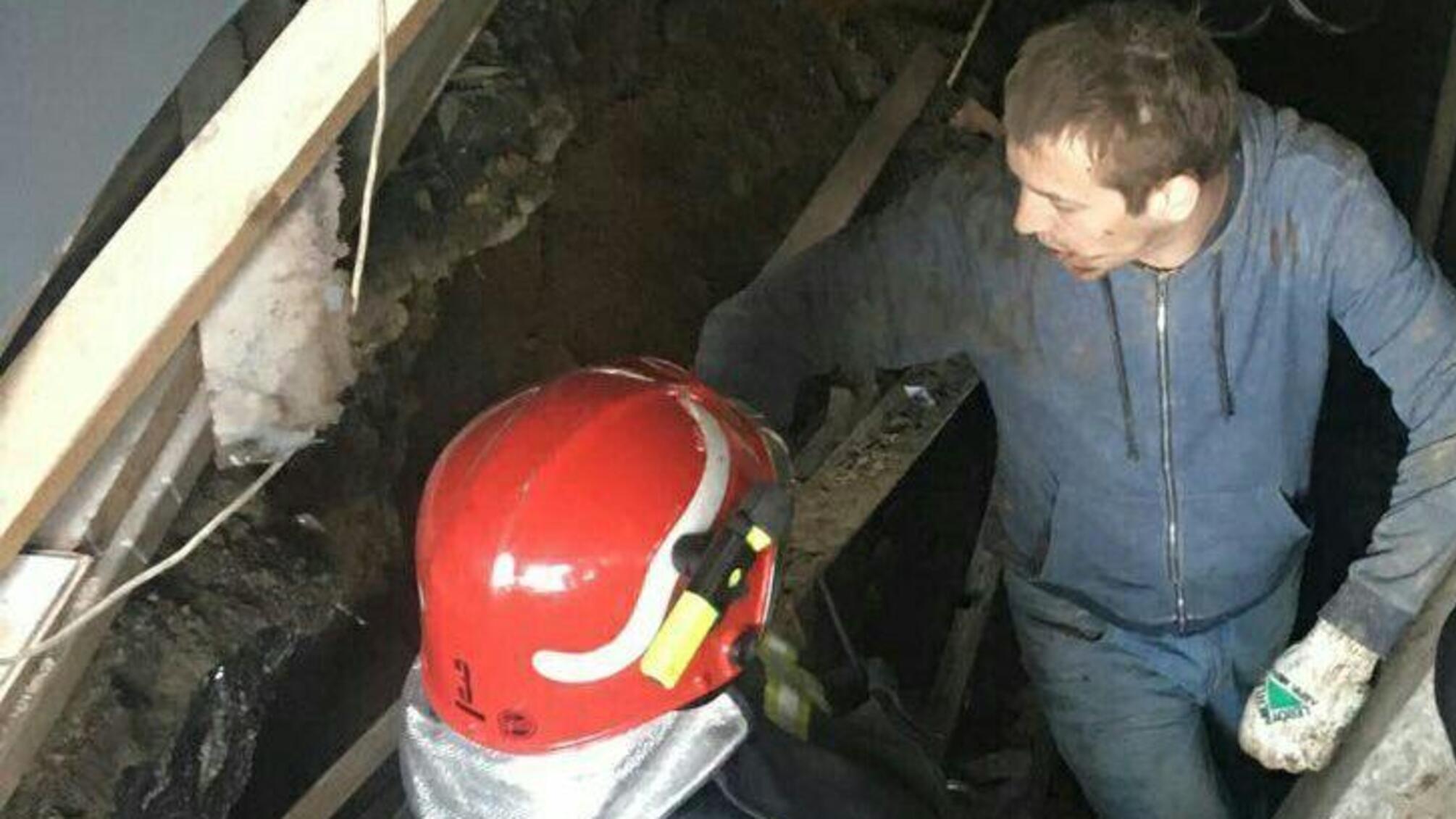 м. Київ: врятовано чоловіка, який опинився під завалами