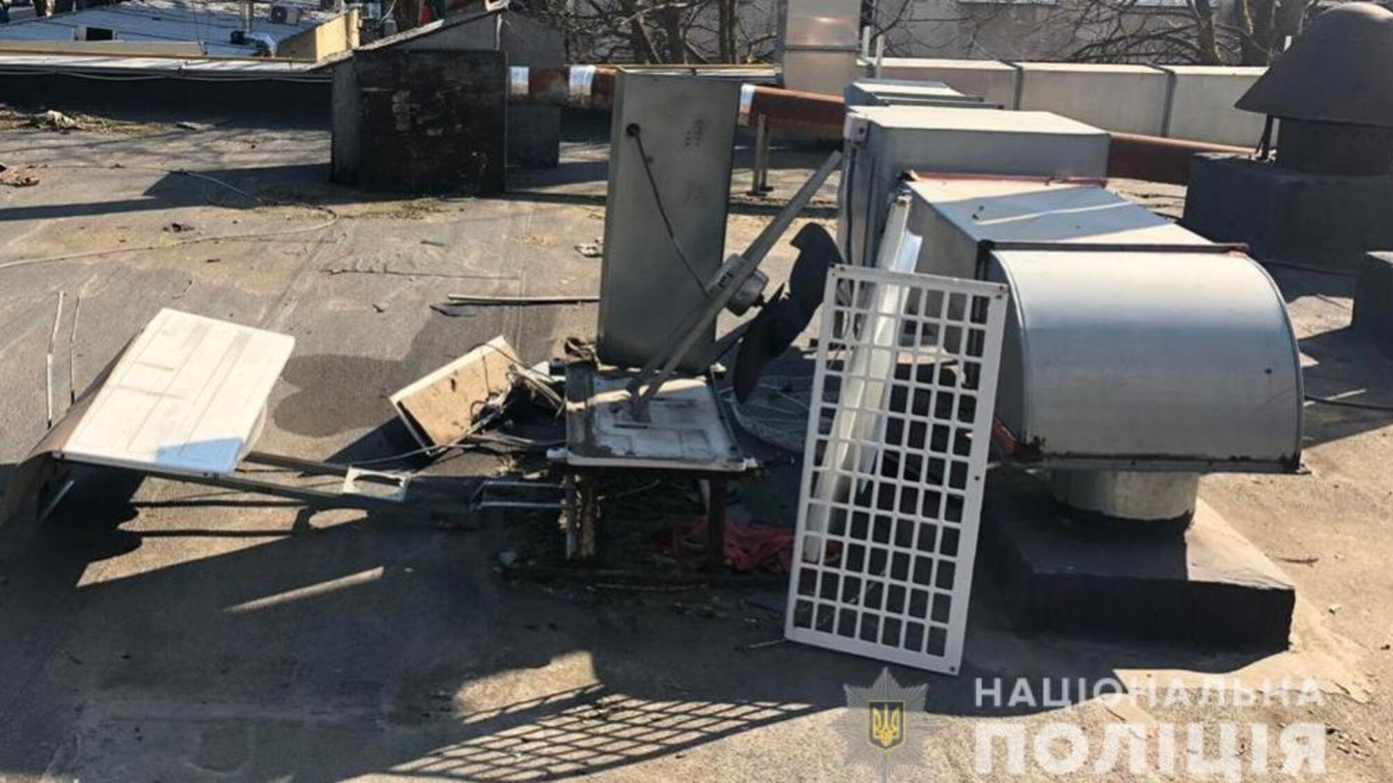 Поліцейські по гарячих слідах затримали двох чоловіків, які викрали з даху недіючого кафе частину кондиціонера