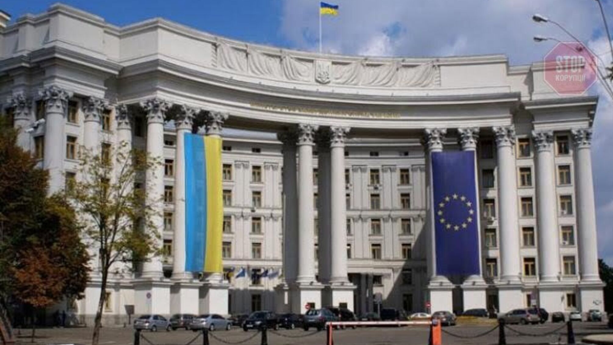 Міністерство закордонних справ продає дорогі автівки по 18 доларів – подробиці