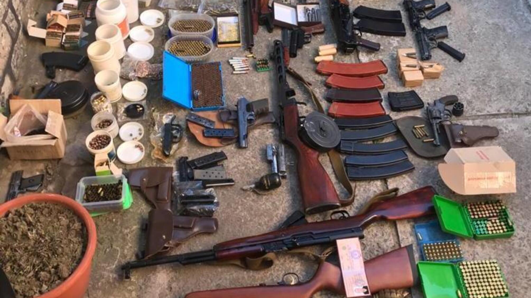 У Дніпрі оперативники карного розшуку виявили у квартирі арсенал зброї та боєприпасів