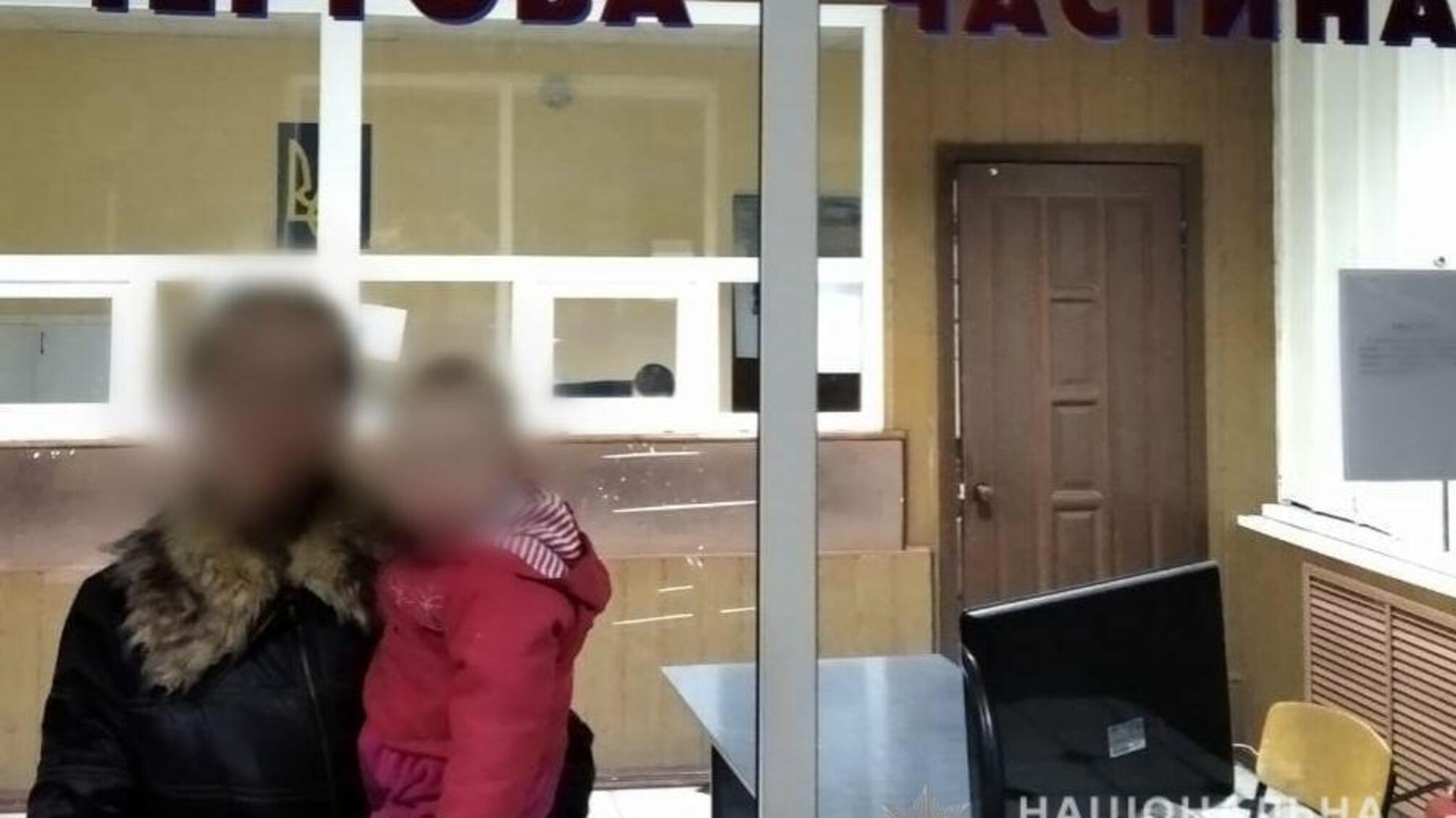 У Каховці поліцейські повернули матері 2-річну доньку, яка загубилася
