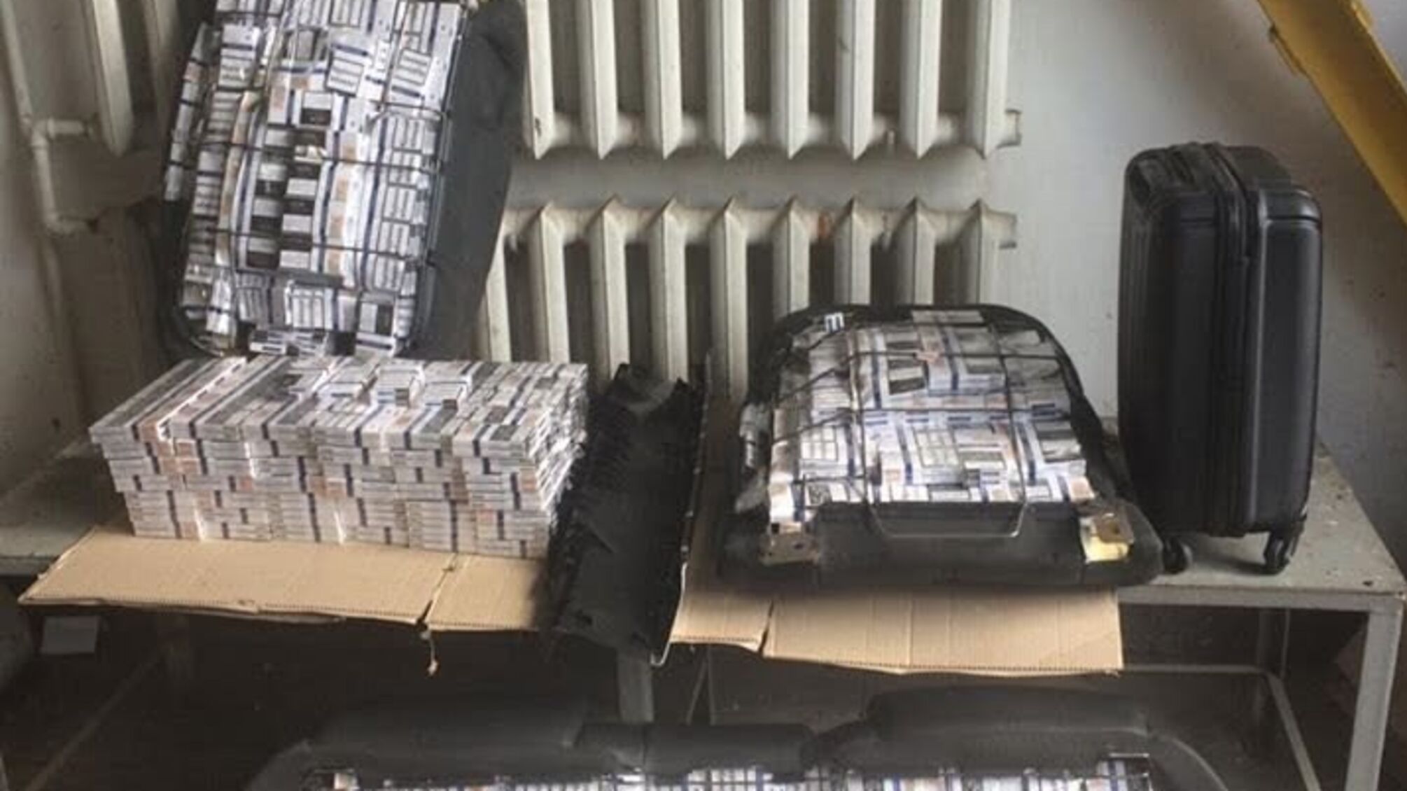 Дипломат намагався провезти незаконно цигарки до Угорщини (фото)
