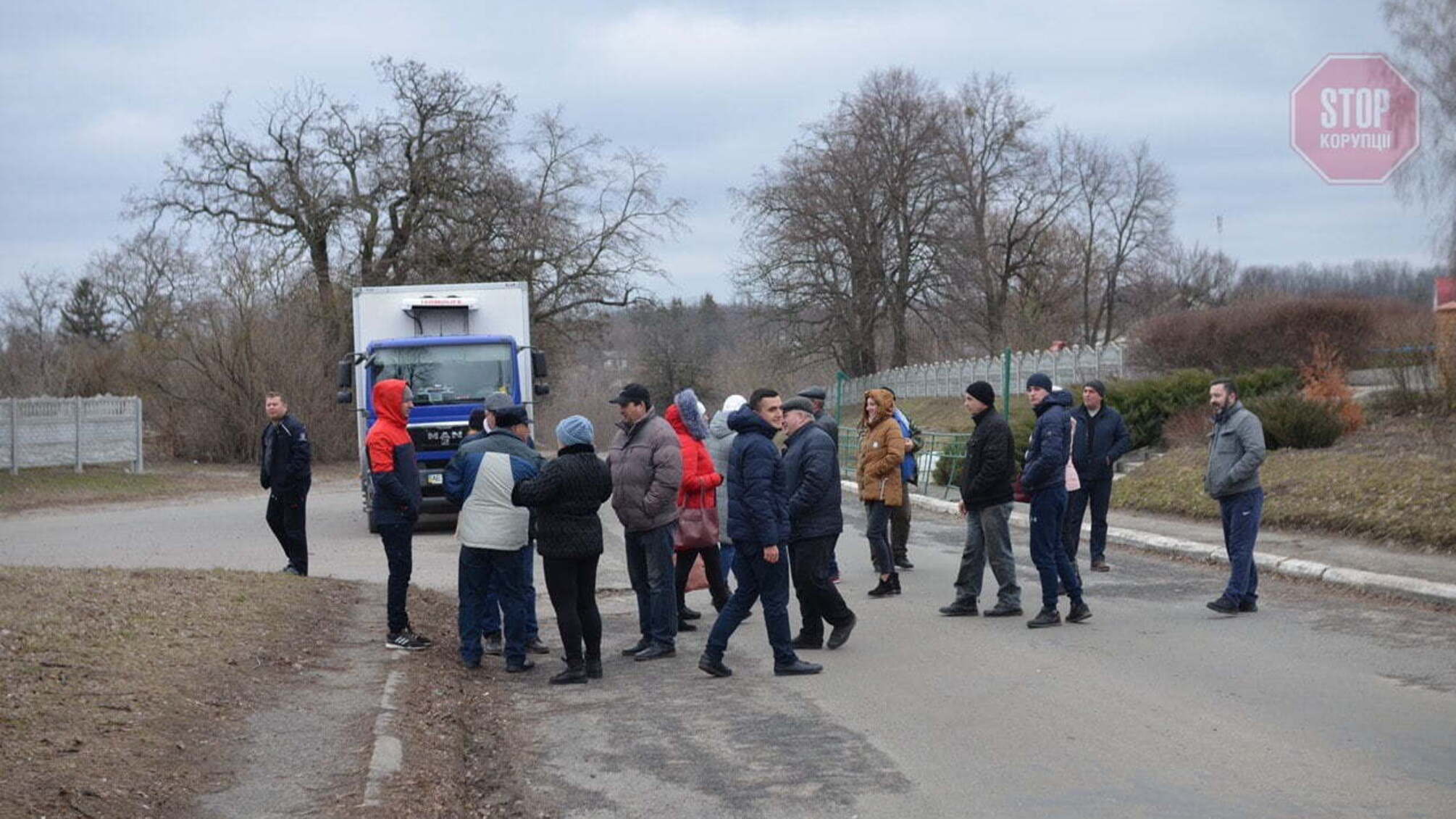 На Черкащині люди перекрили дорогу: вимагали ремонту траси та мосту (фото)