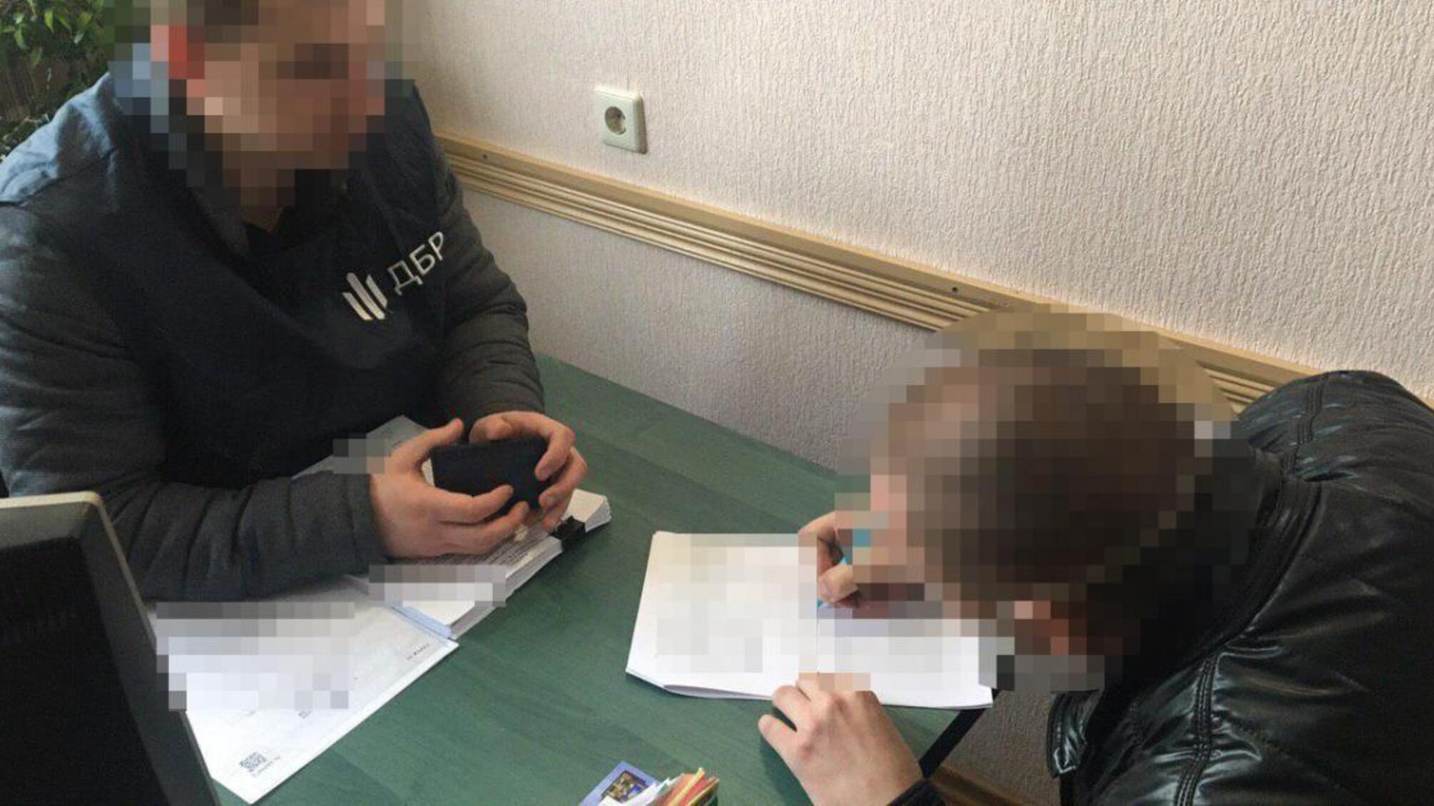 Бив матір та за хабар хотів уникнути відповідальності – ДБР повідомило про підозру правоохоронцю