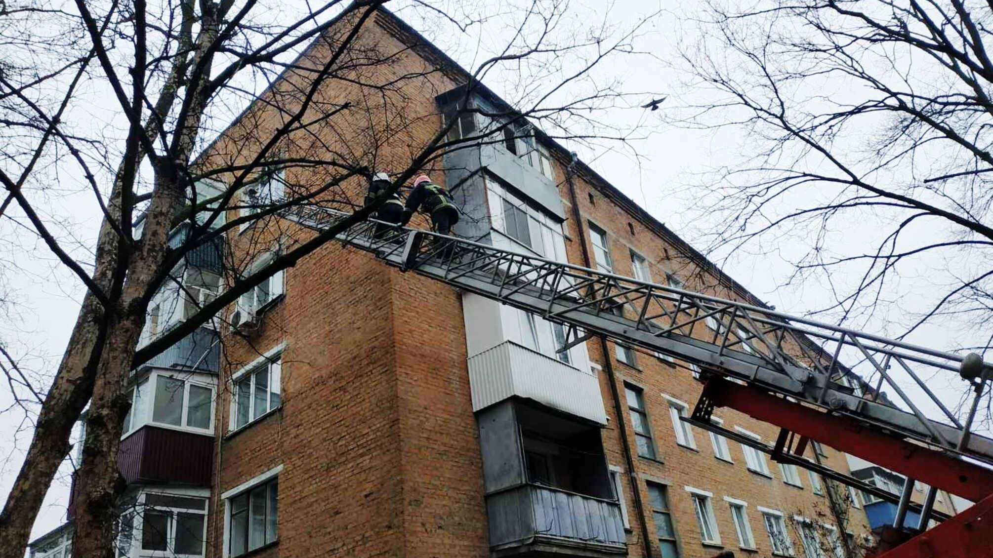 Хмельницька область: вогнеборці врятували дівчину, що сиділа на підвіконні п’ятого поверху