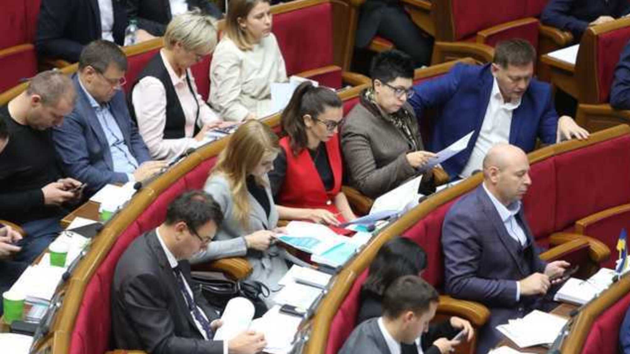 Нардепы «ЕС» попросили у Разумкова попкорн на завтрашнее заседание Рады