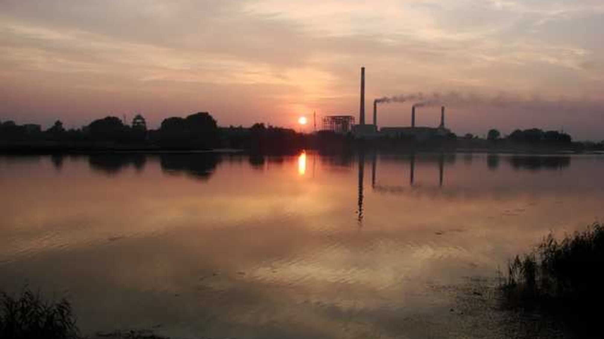 Через загрозу звільнення 68-річний робітник виліз на 120-метрову трубу Добротвірської ТЕС