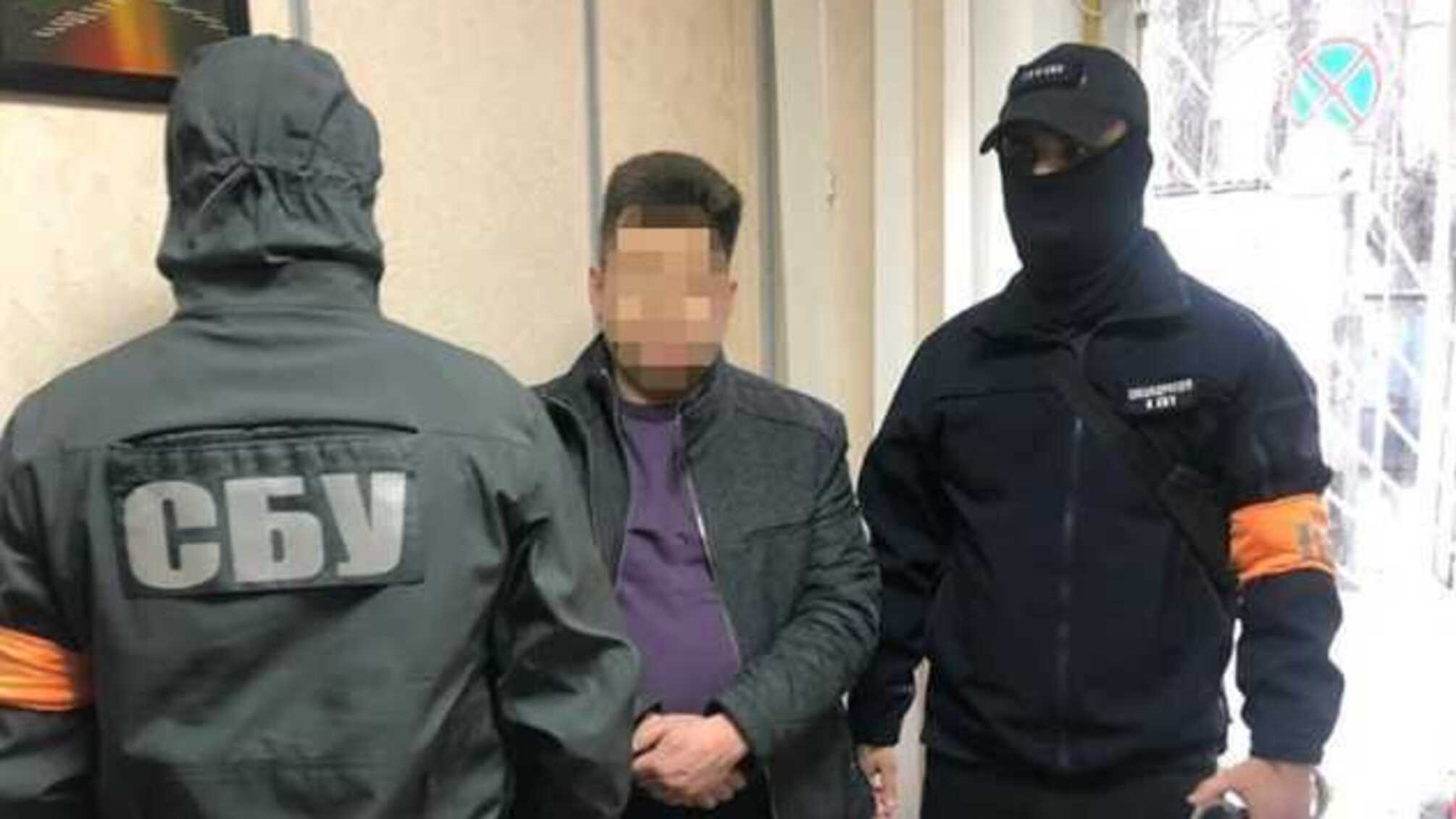Работника Миграционной службы задержали в Киеве при получении взятки