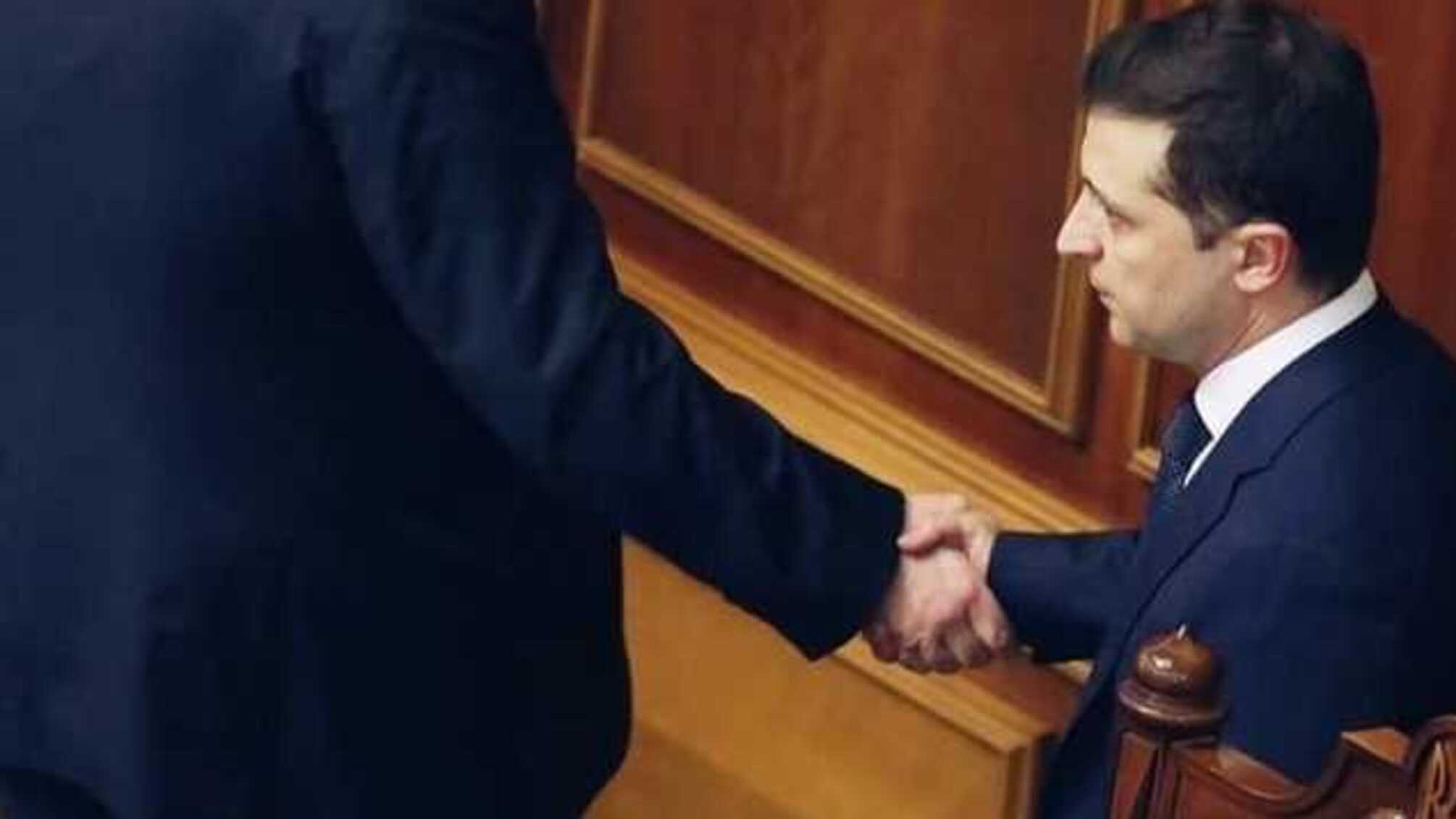 'Спасибо, что весна, а я еще тут': сеть обсуждает рукопожатие Зеленского и Порошенко в Раде