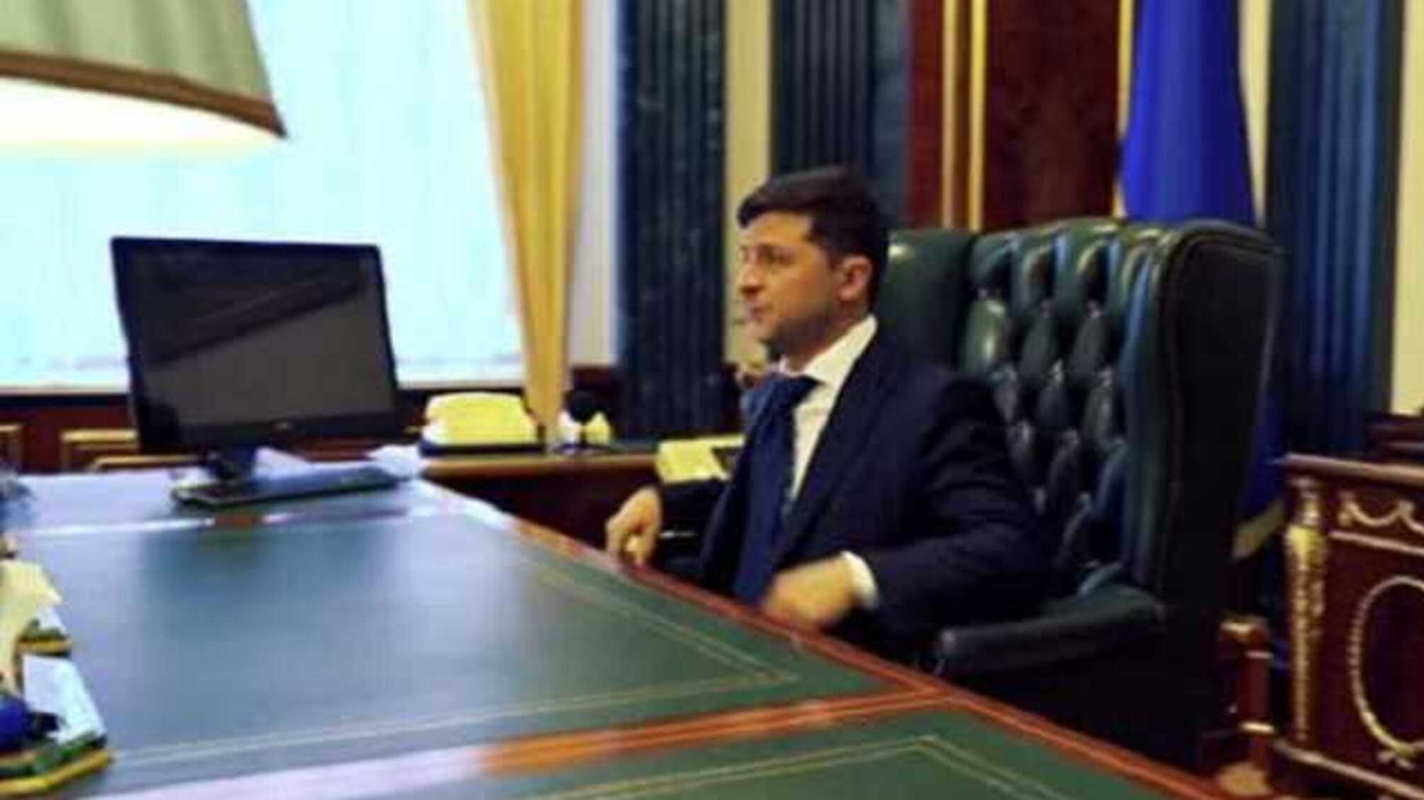 Зеленский пожаловался на свой рабочий кабинет