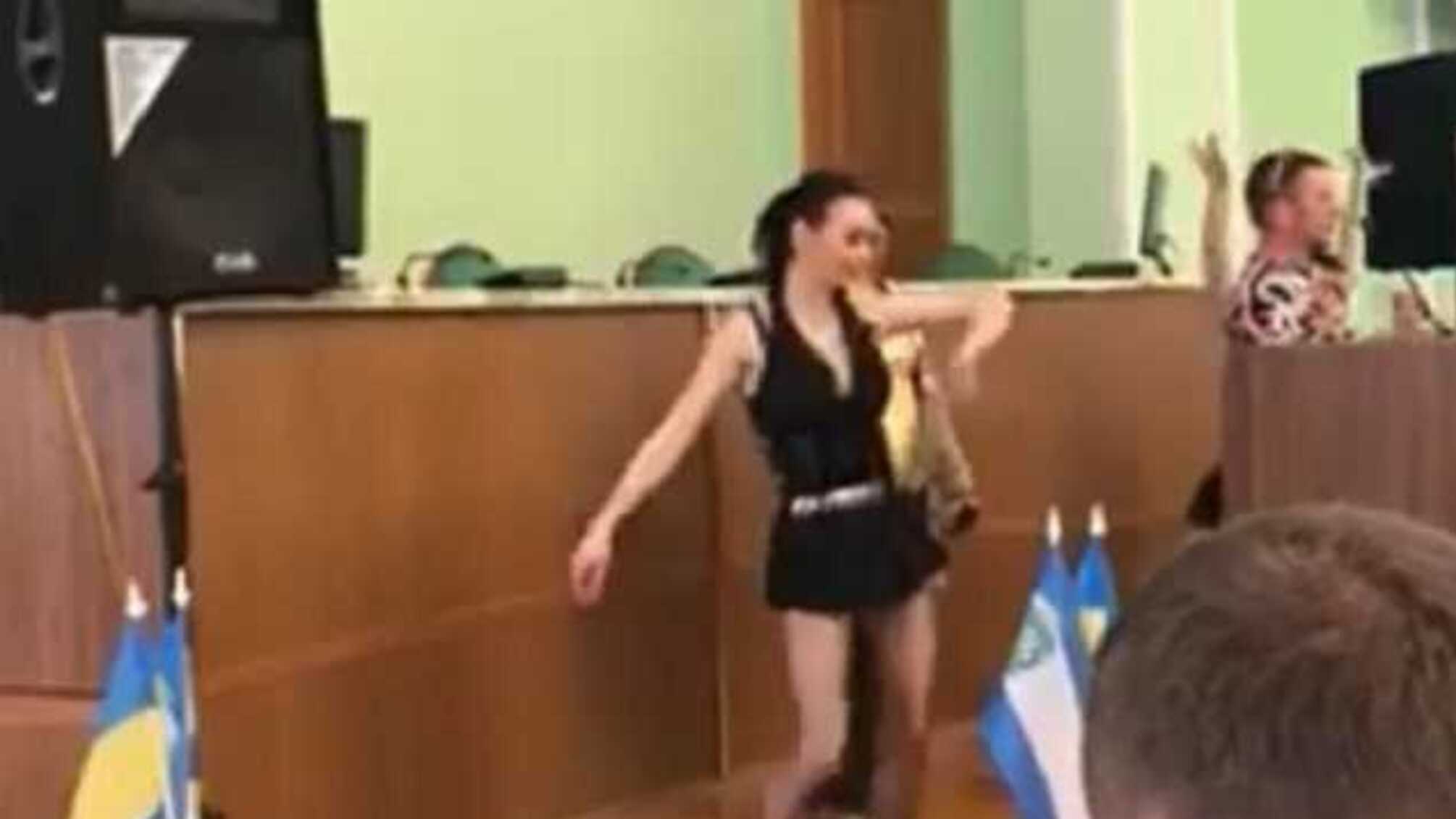 Эротические танцы в Херсонской ОГА: чиновники знали о полуголых девушках