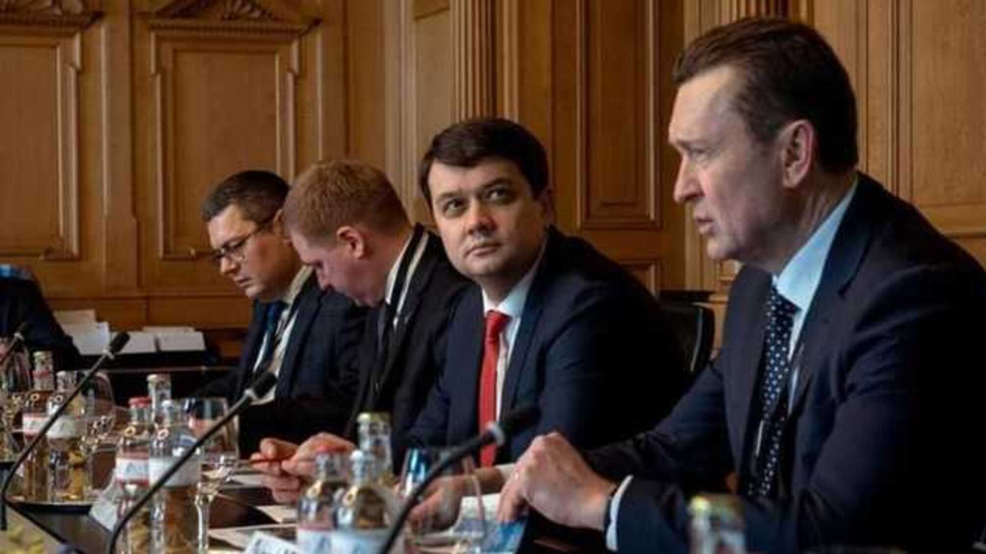 Разумков запретил Зеленскому и министрам приходить в Раду