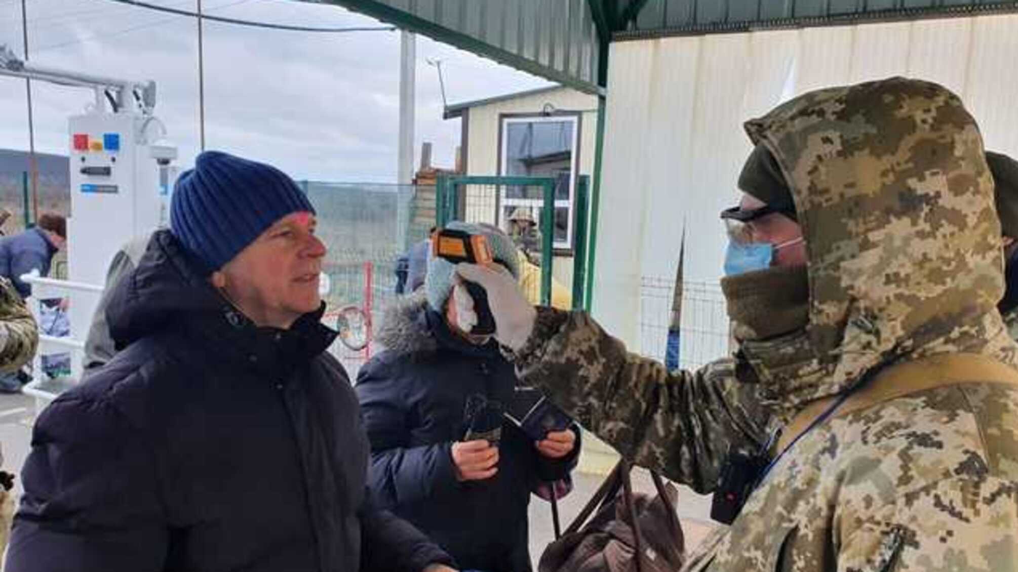Кабмін поки не заборонив перетин КПВВ з окупованими територіями на сході України, – ДПСУ