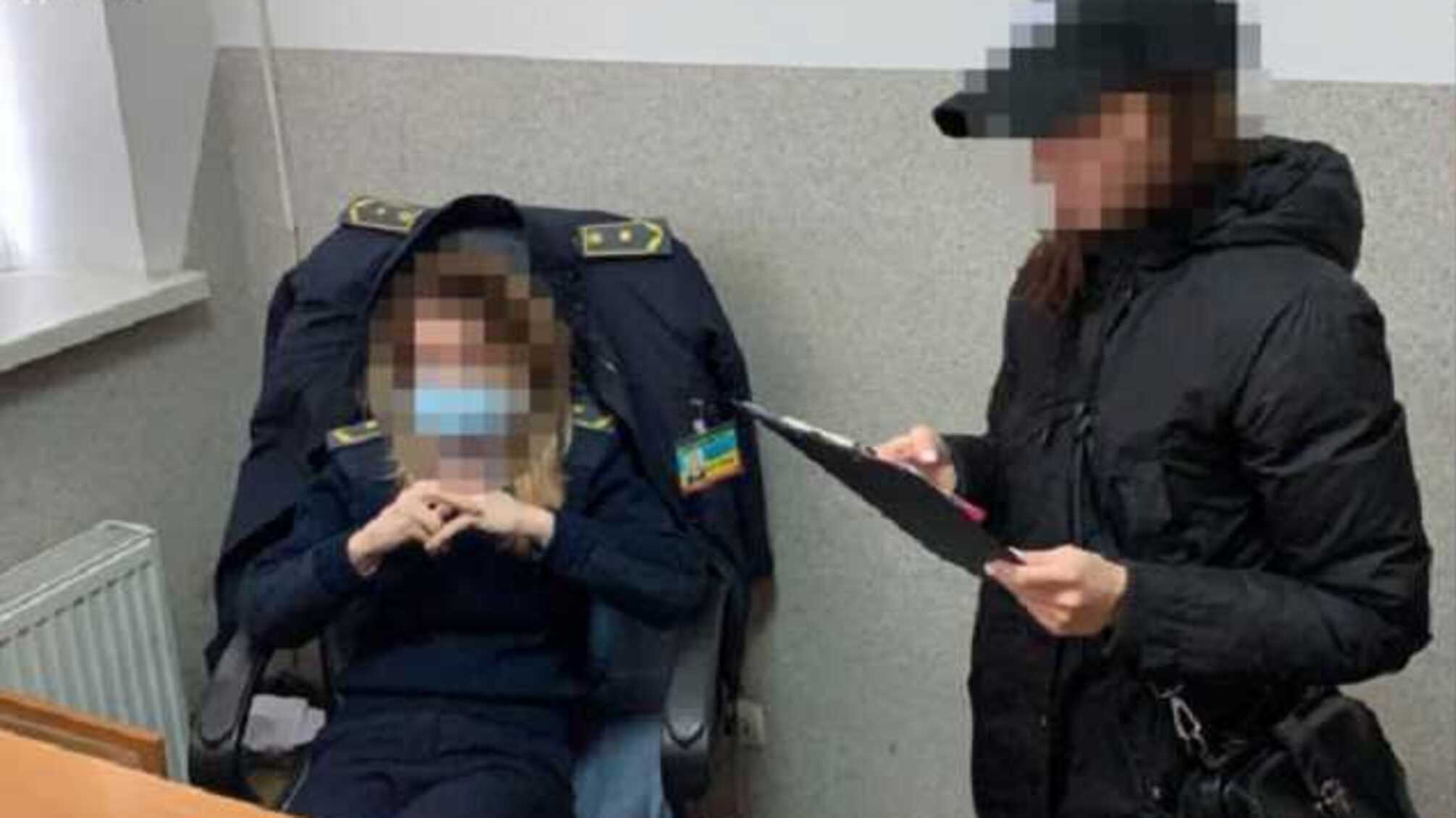 По тысяче гривен за 'евробляху': на Галицкой таможне раскрыли схему вымогательства взяток