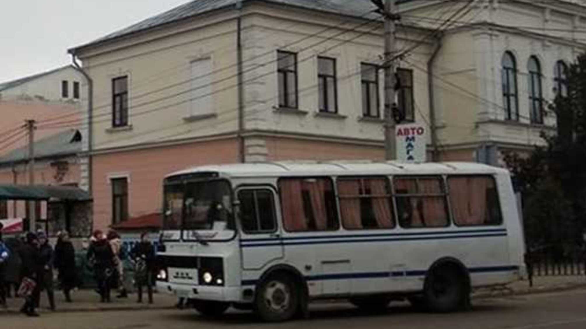 “Щоб сиділи вдома і нікуди не їздили”: пенсіонерам у Чернівцях на період карантину скасували пільги у транспорті
