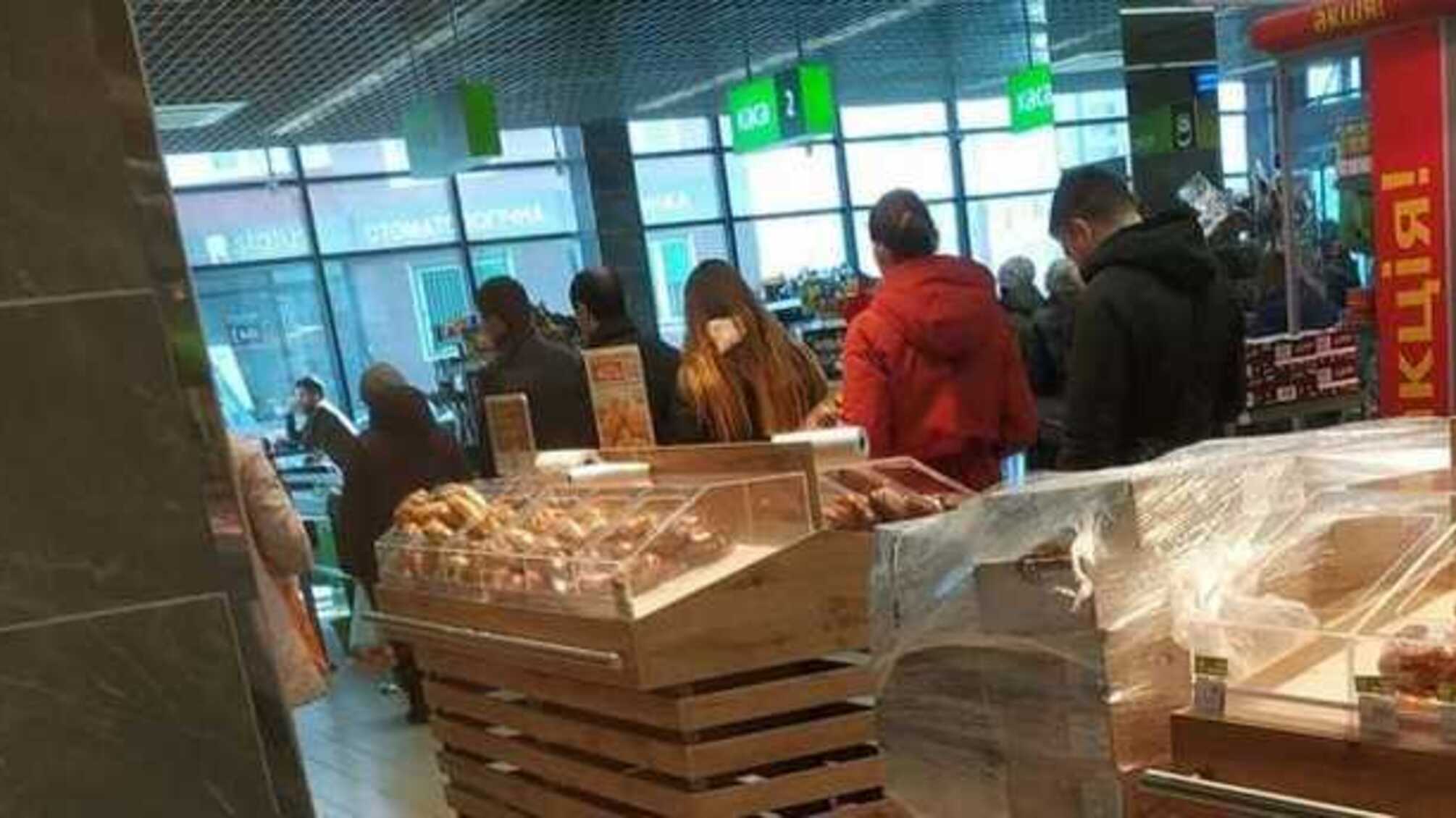 Один супермаркет и тьма 25-этажек: в Киеве людям приходится скапливаться в группы и контактировать