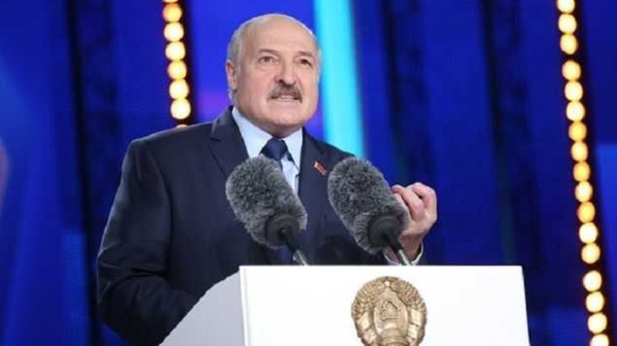 Лукашенко потребовал бросить безответственных туристов за границей