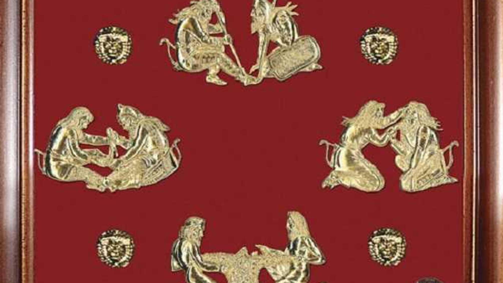 Кабмин покупает 140 шт сувенирного 'Скифского золота' за 199 тыс. грн и запонки за 43 тыс. грн