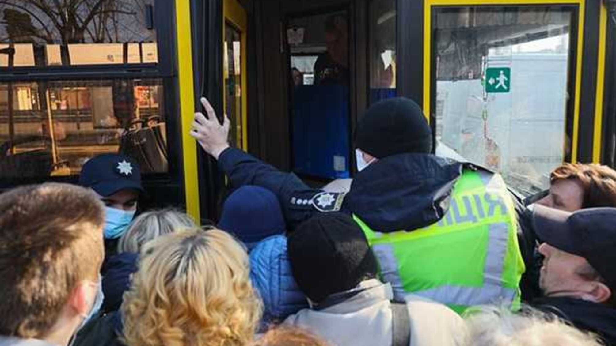 За нарушение режима карантина в Украине полиция составила 2412 админпротоколов