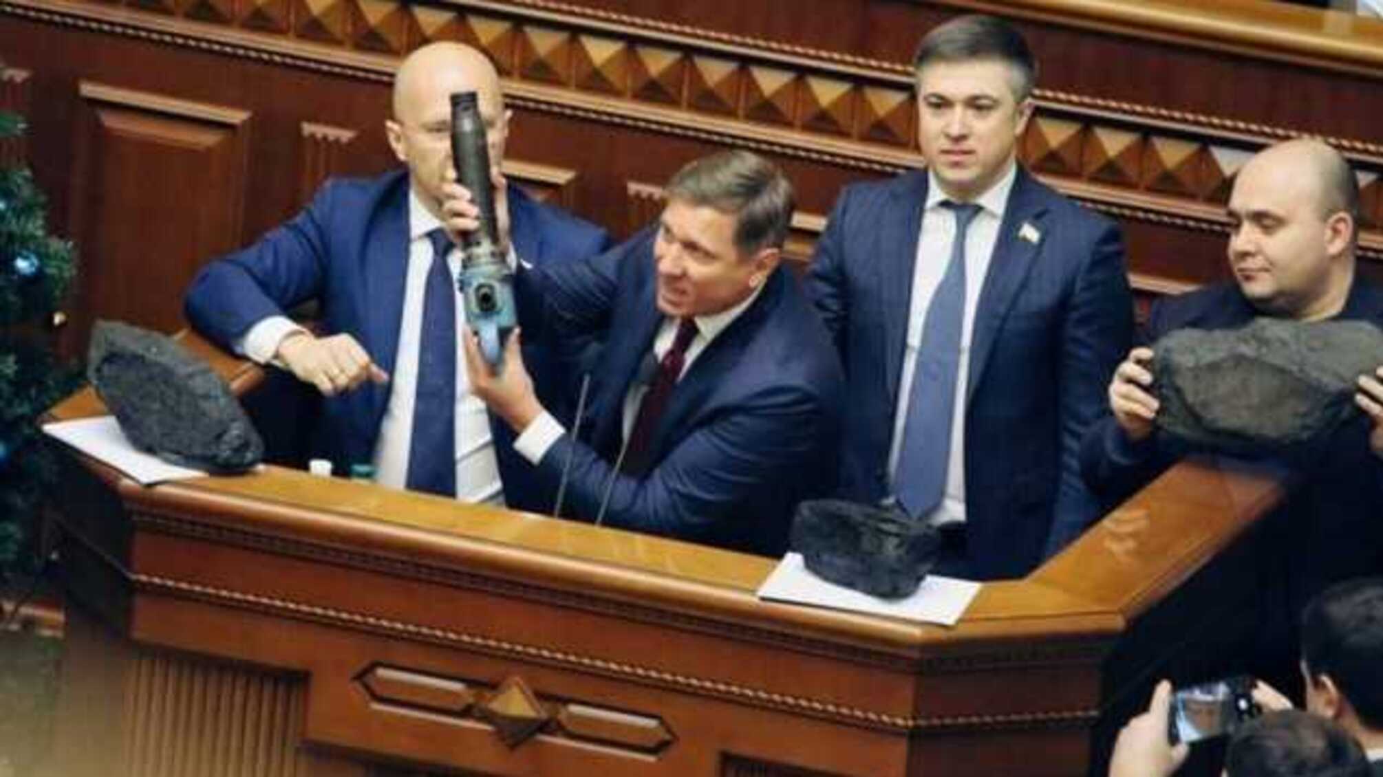 Нардепы с коронавирусом показали, чем их кормят в Александровской больнице