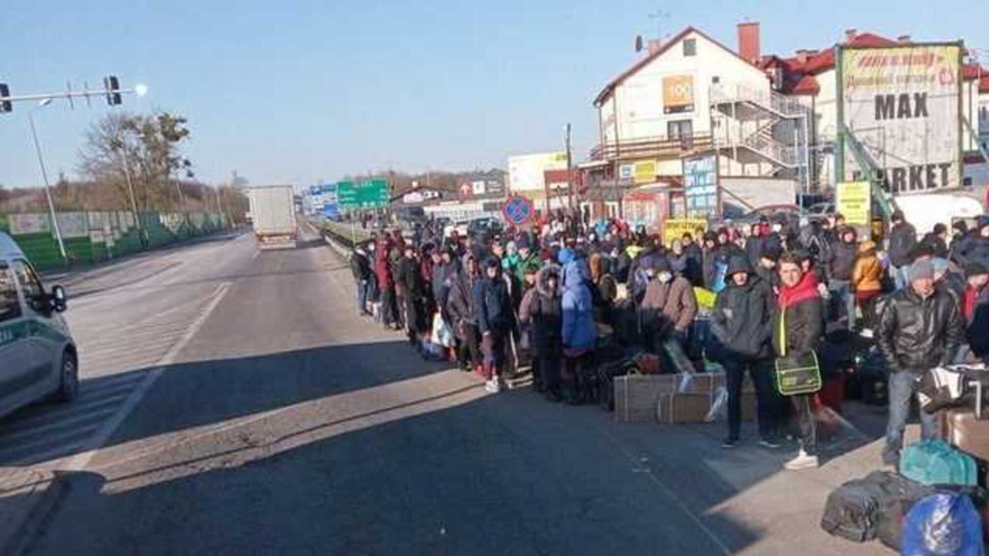 Украинские гастарбайтеры в Польше массово теряют зарплаты и едут домой