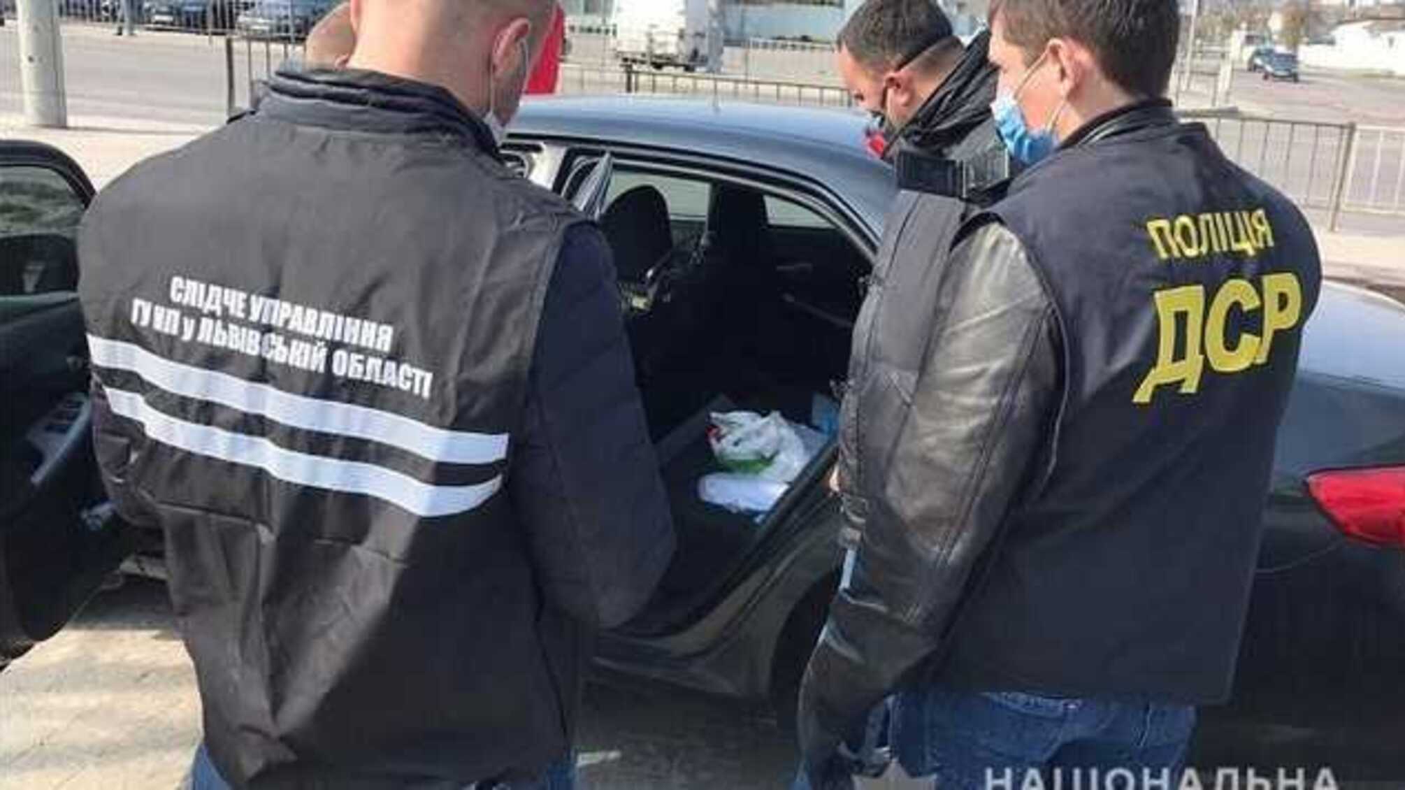 На Львівщині затримали двох осіб за вимагання з підприємця 208 тисяч «відкату»
