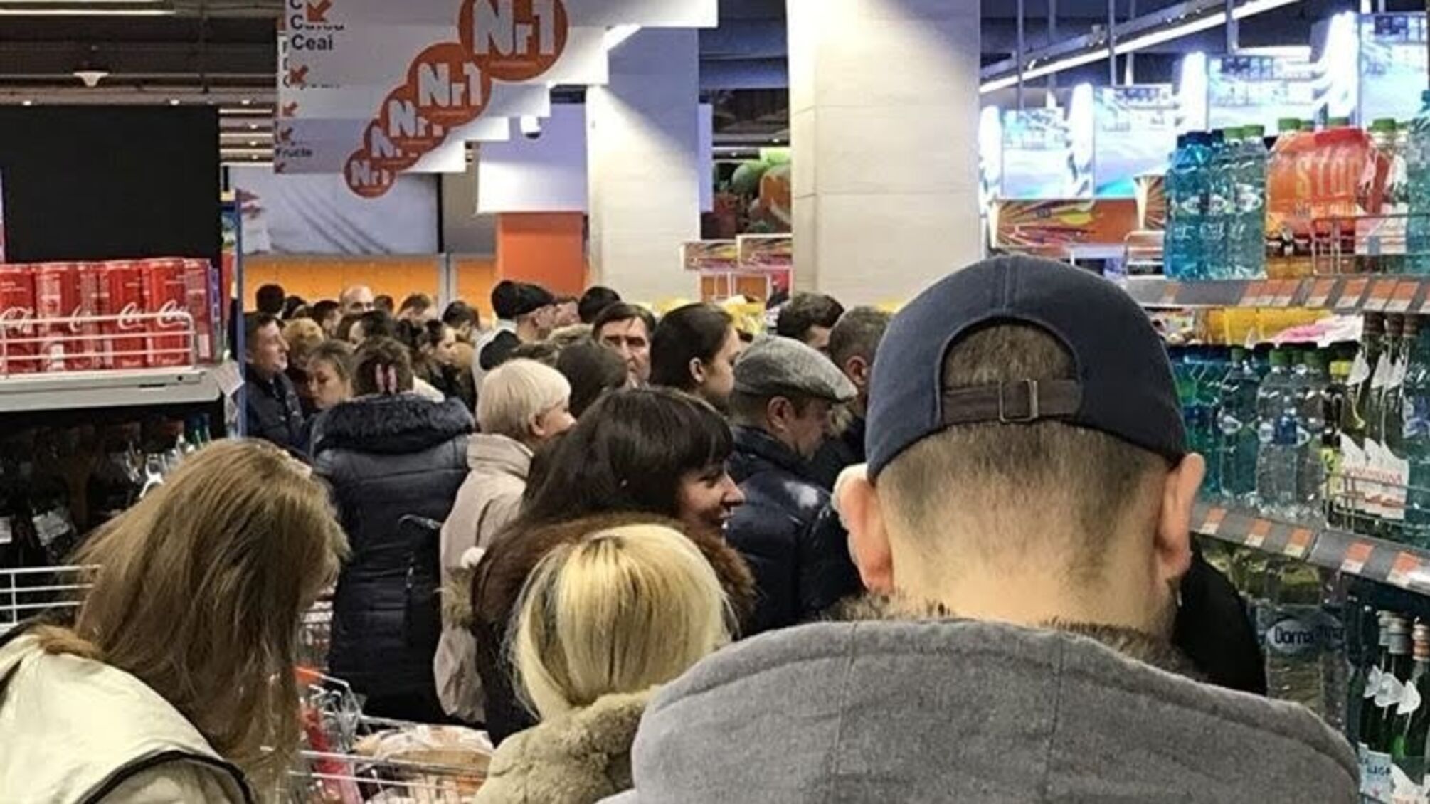 Візками закуповують борошно і туалетний папір: в столичних супермаркетах почався ажіотаж (відео)