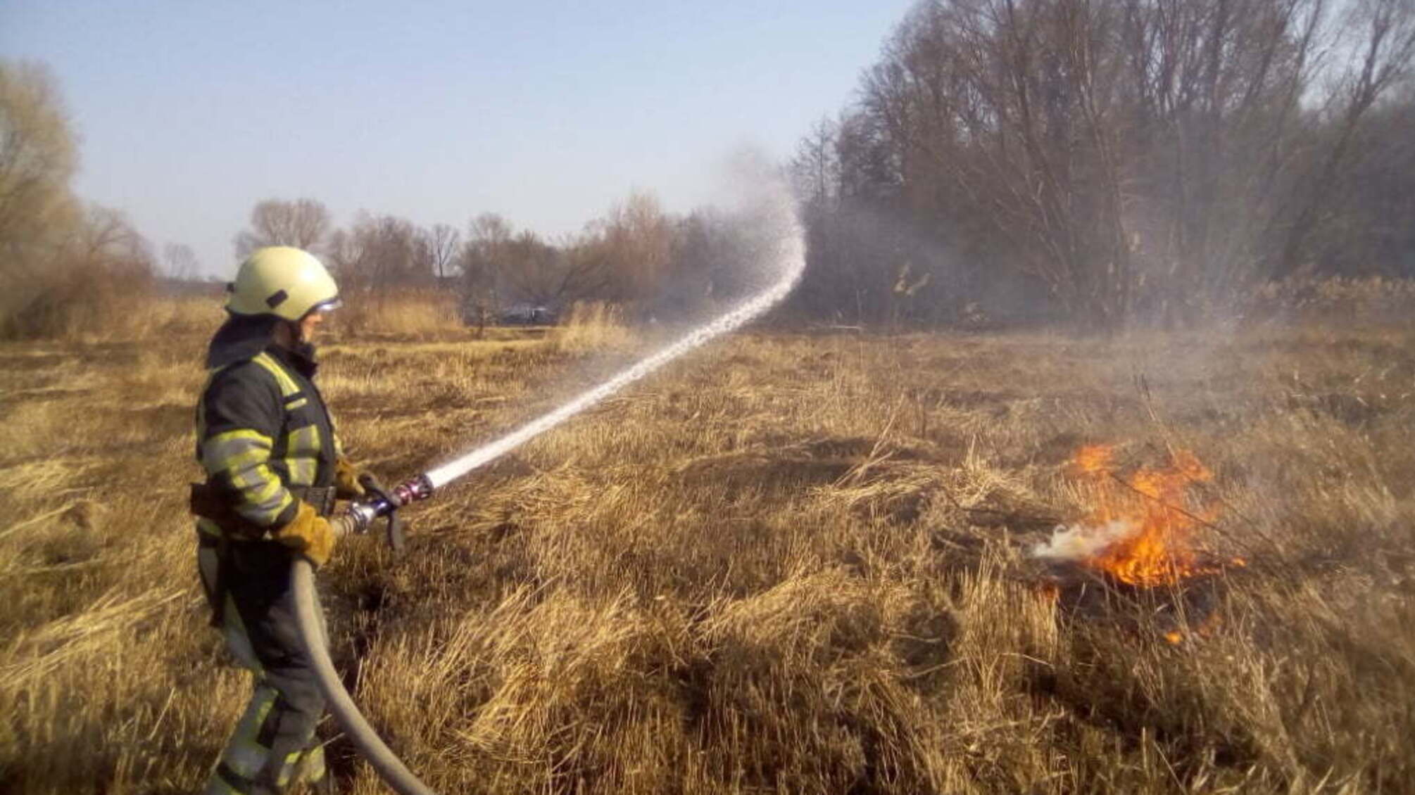 Київська область: вогнеборці продовжують боротьбу з пожежами в природних екосистемах (ВІДЕО)
