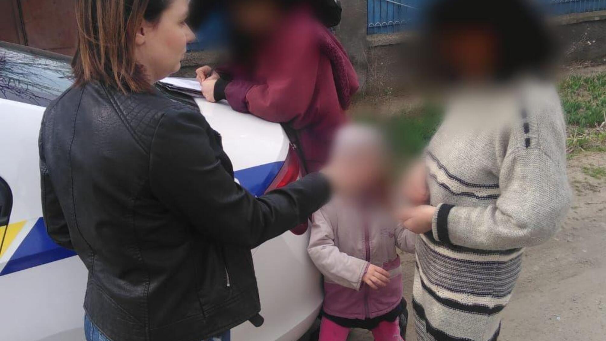 В Херсоні поліцейські врятували 6-річну дівчинку, яку мати на вулиці обливала холодною водою