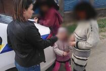 В Херсоні поліцейські врятували 6-річну дівчинку, яку мати на вулиці обливала холодною водою
