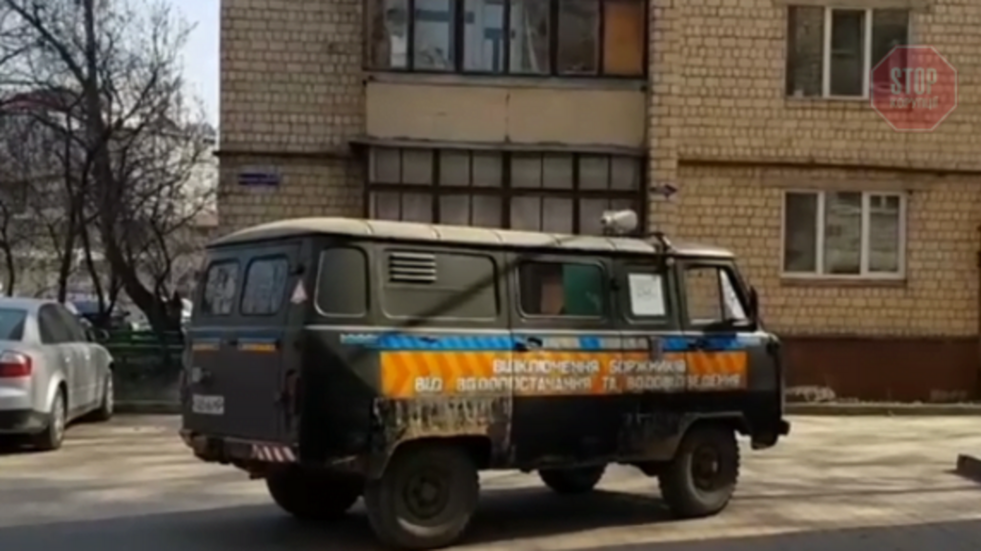 У Чернівцях на авто з гучномовцем закликають сидіти вдома (відео)