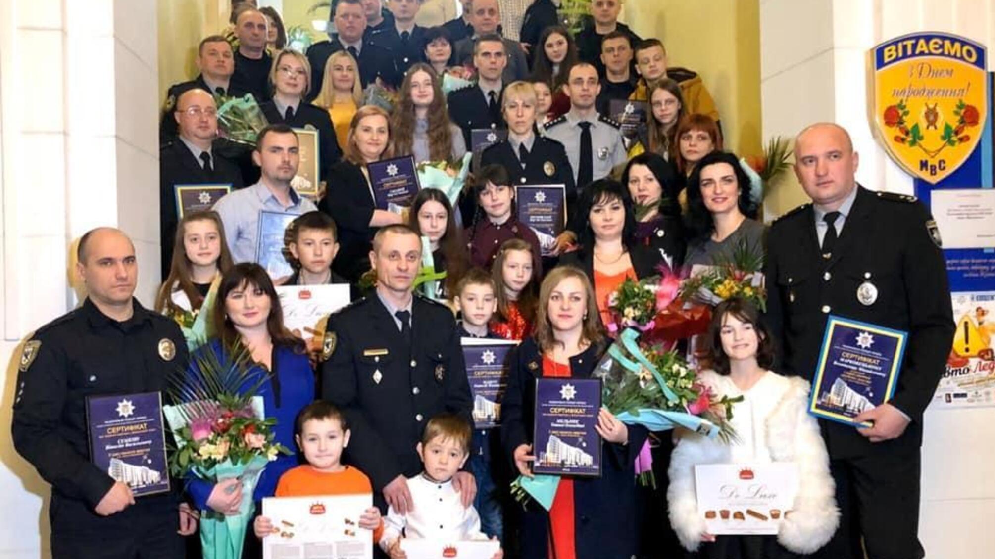 Поліцейським Івано-Франківщини вручили ключі та сертифікати на квартири