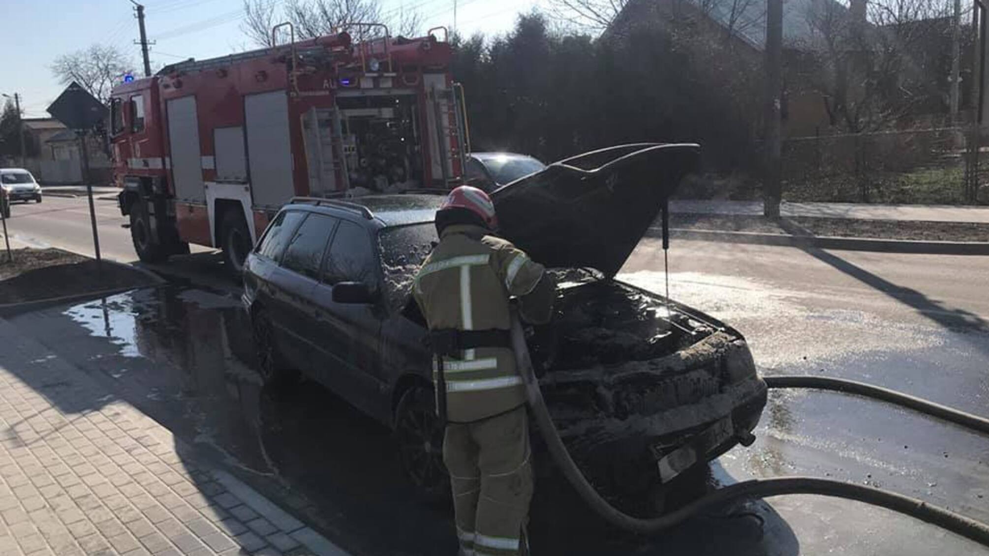 Львівська область: вогнеборці ліквідували загорання автомобіля